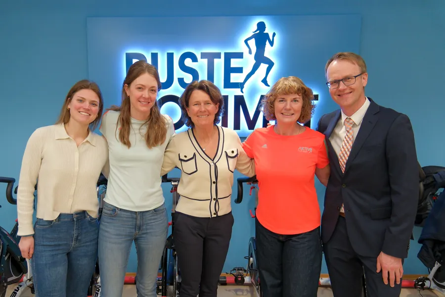 En gruppe mennesker som poserer for et bilde