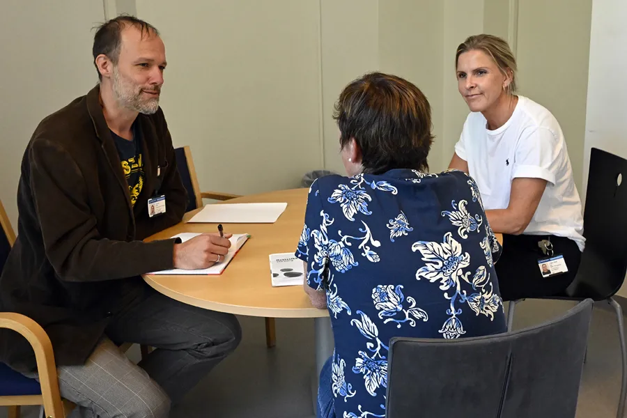 En gruppe mennesker som sitter rundt et bord