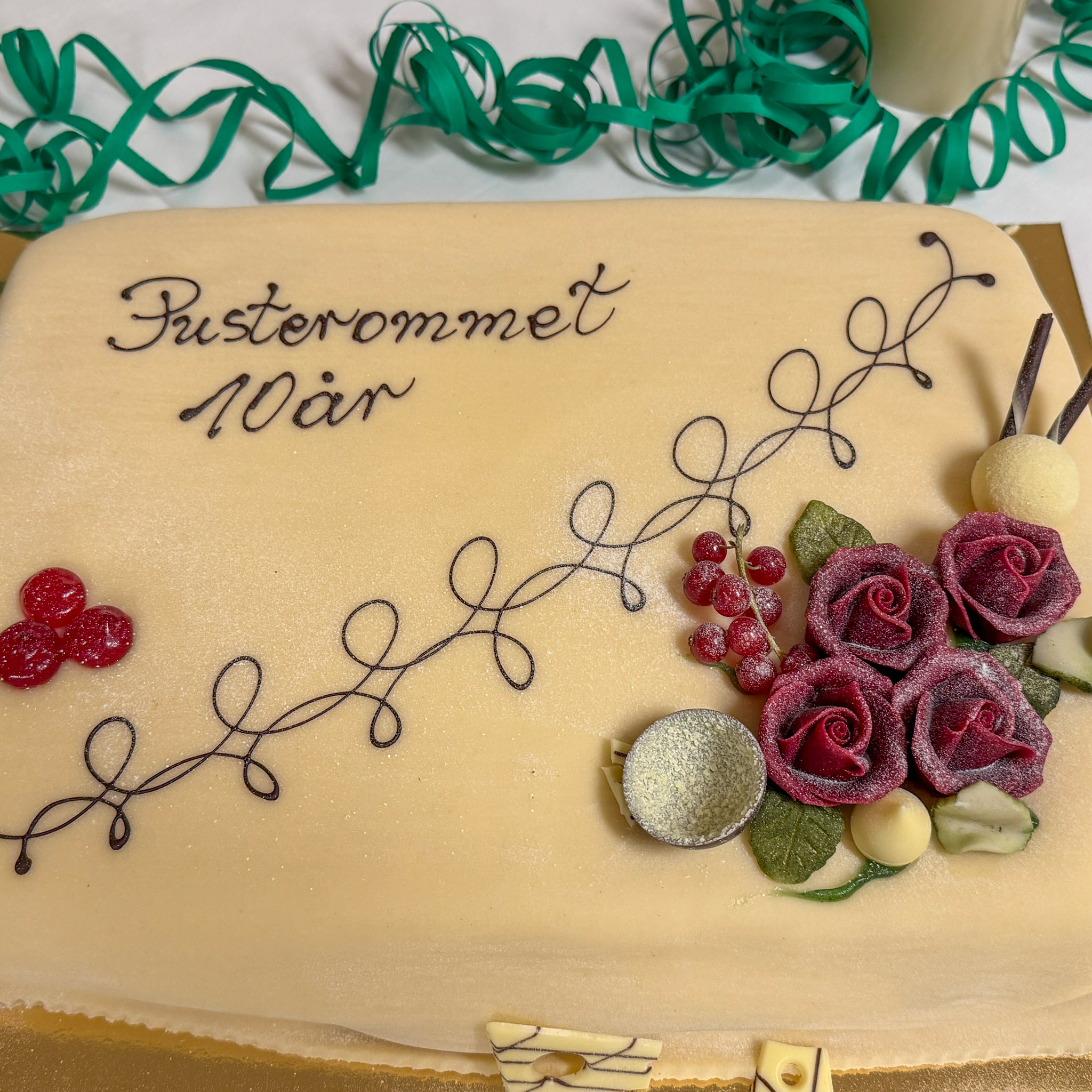 En med blomster og en