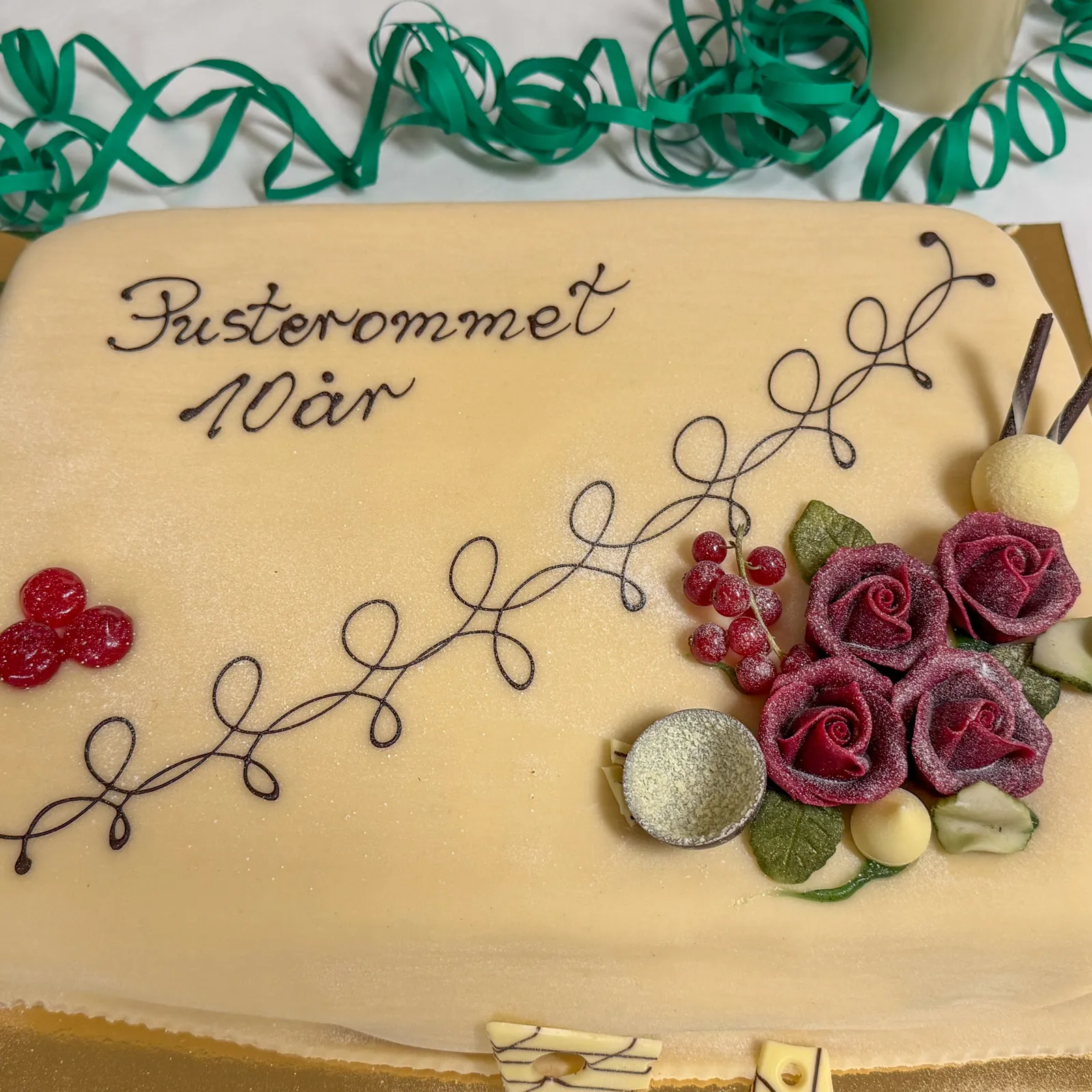 En med blomster og en