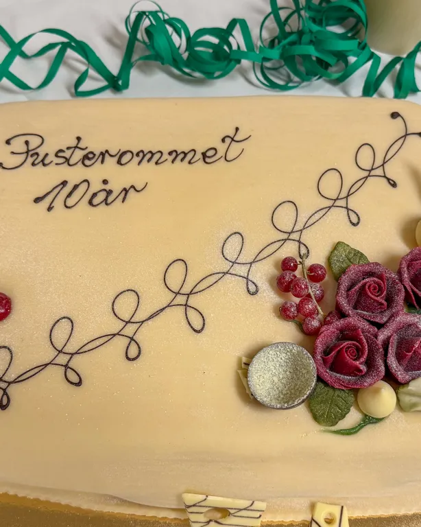 En med blomster og en