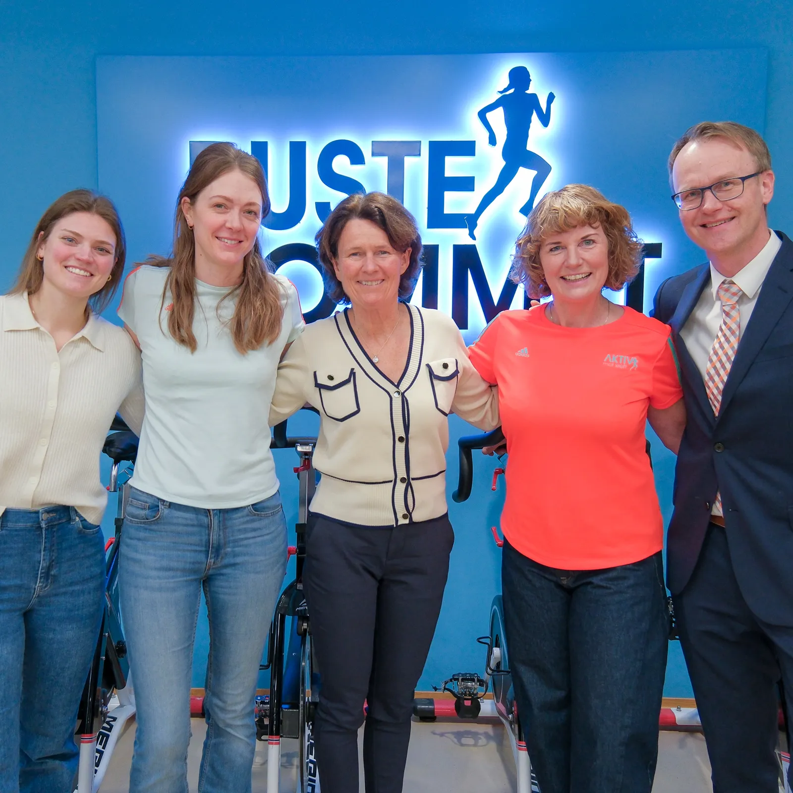 En gruppe mennesker som poserer for et bilde