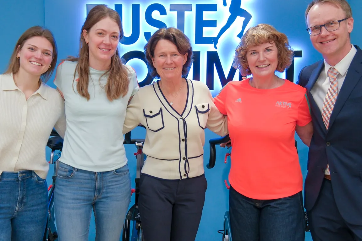 En gruppe mennesker som poserer for et bilde