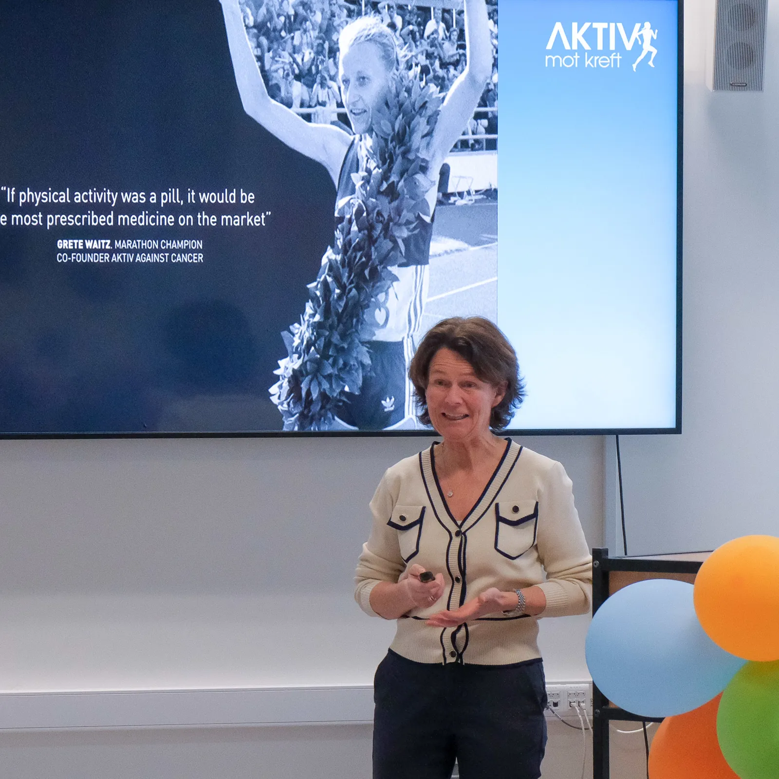 En person som står foran en skjerm