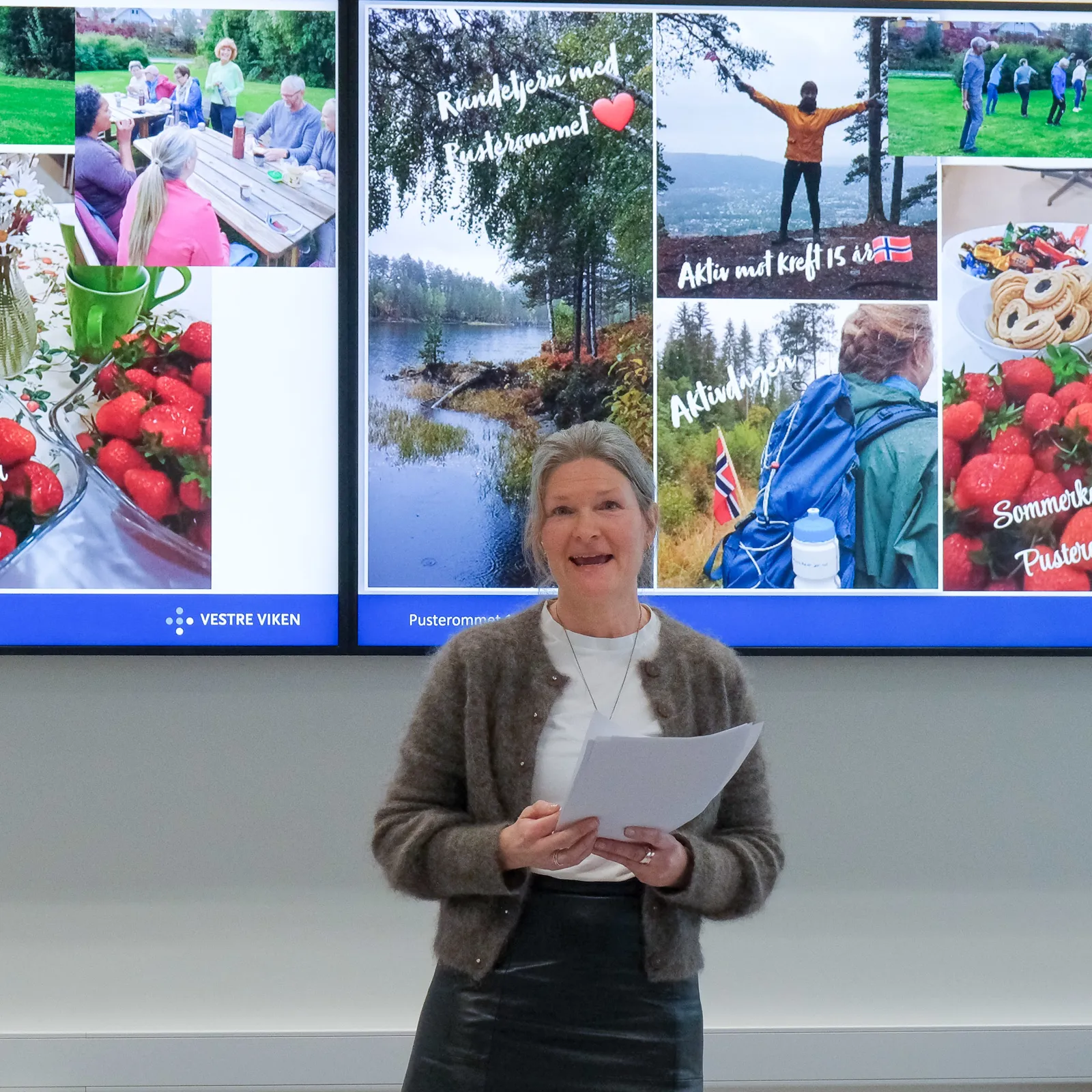 En person som holder et papir