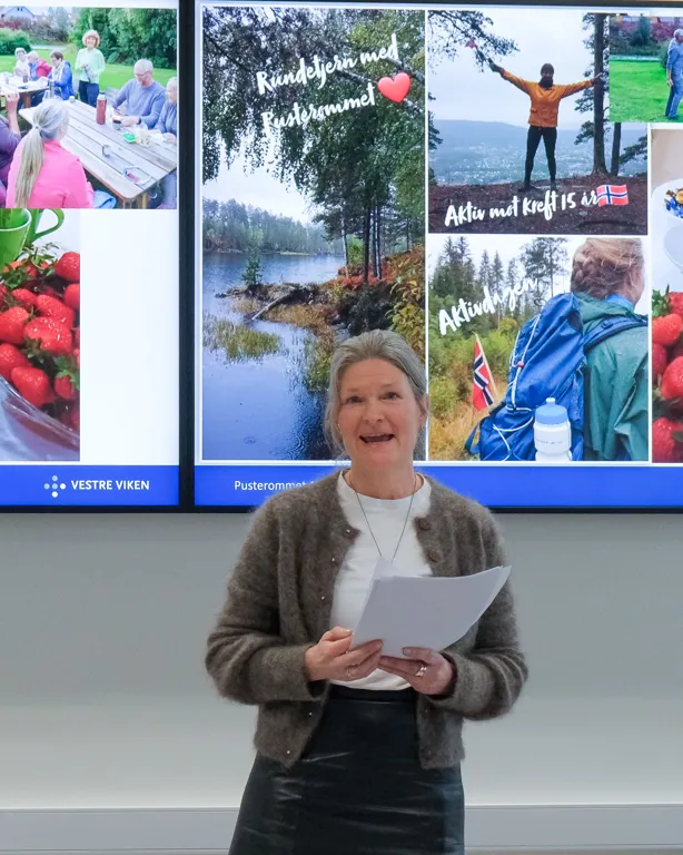 En person som holder et papir