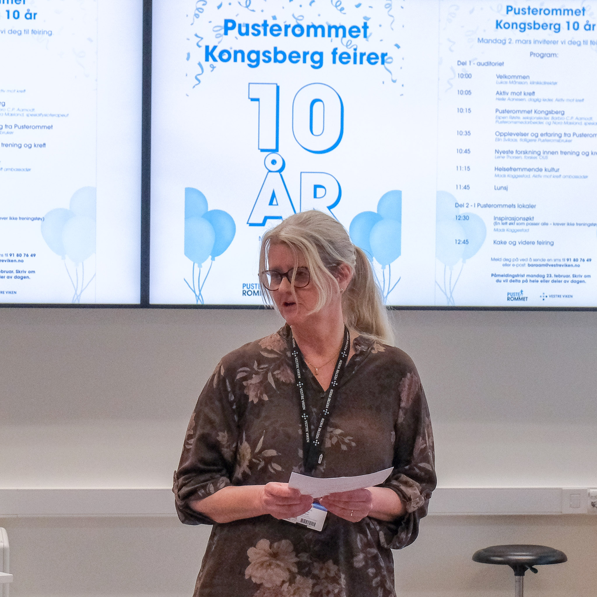 En person som står foran en whiteboard