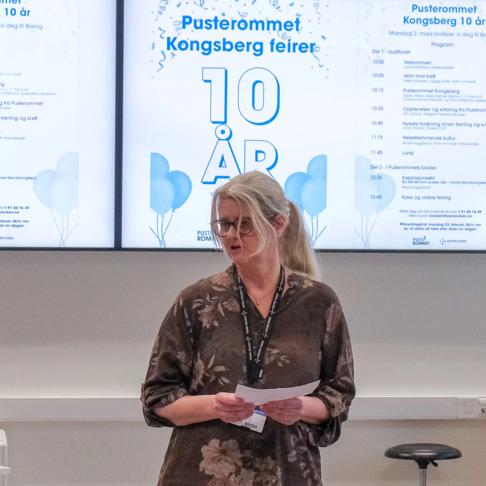 En person som står foran en whiteboard