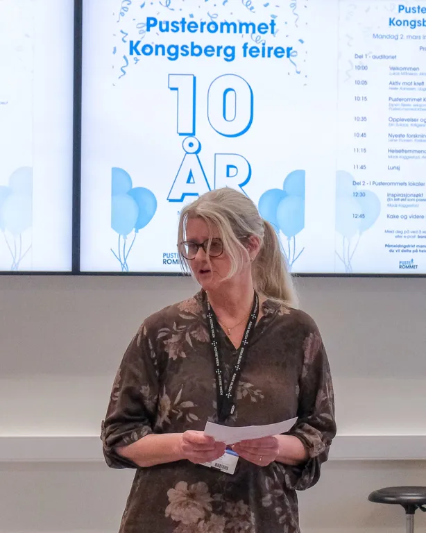 En person som står foran en whiteboard