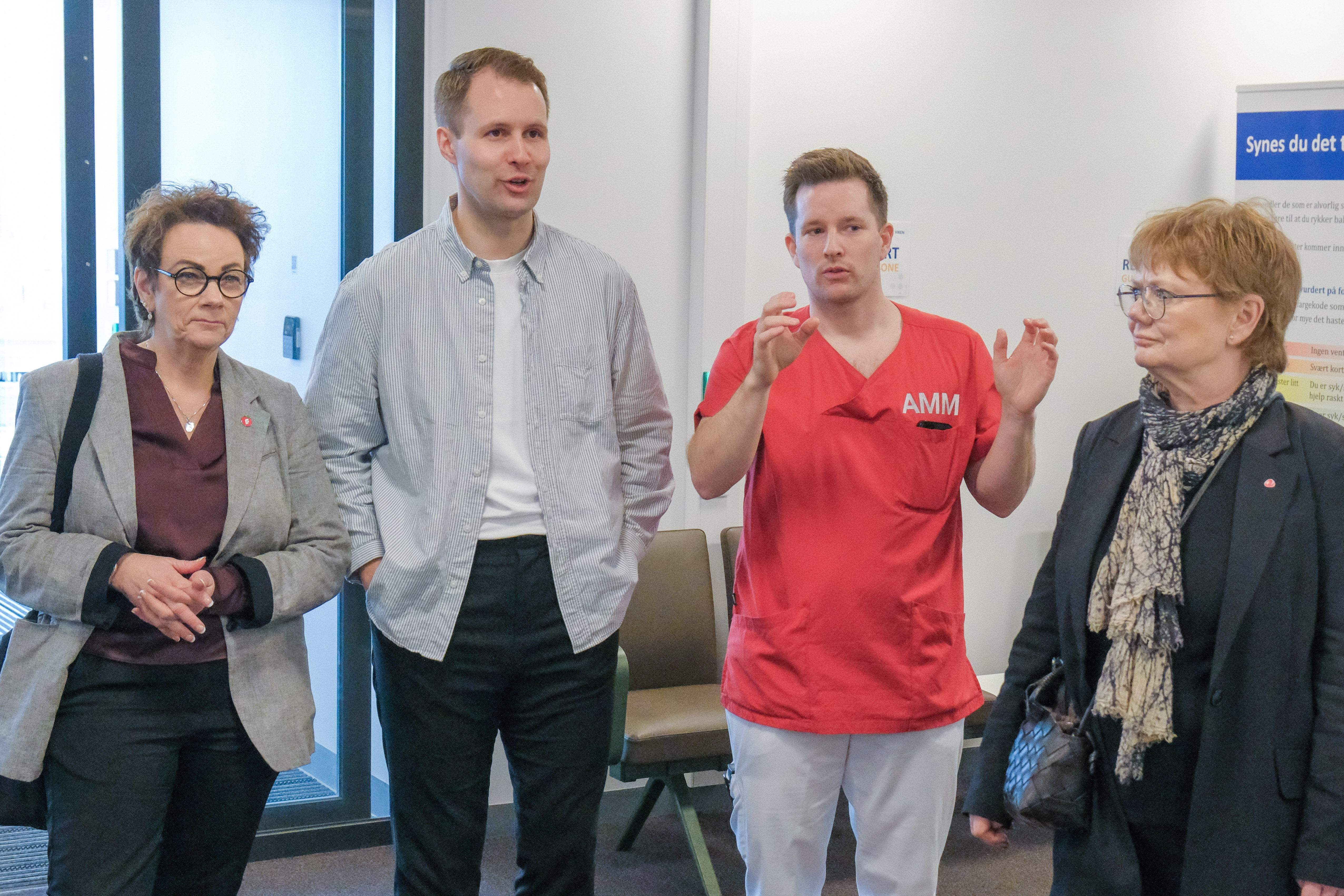 En gruppe mennesker som står i et rom