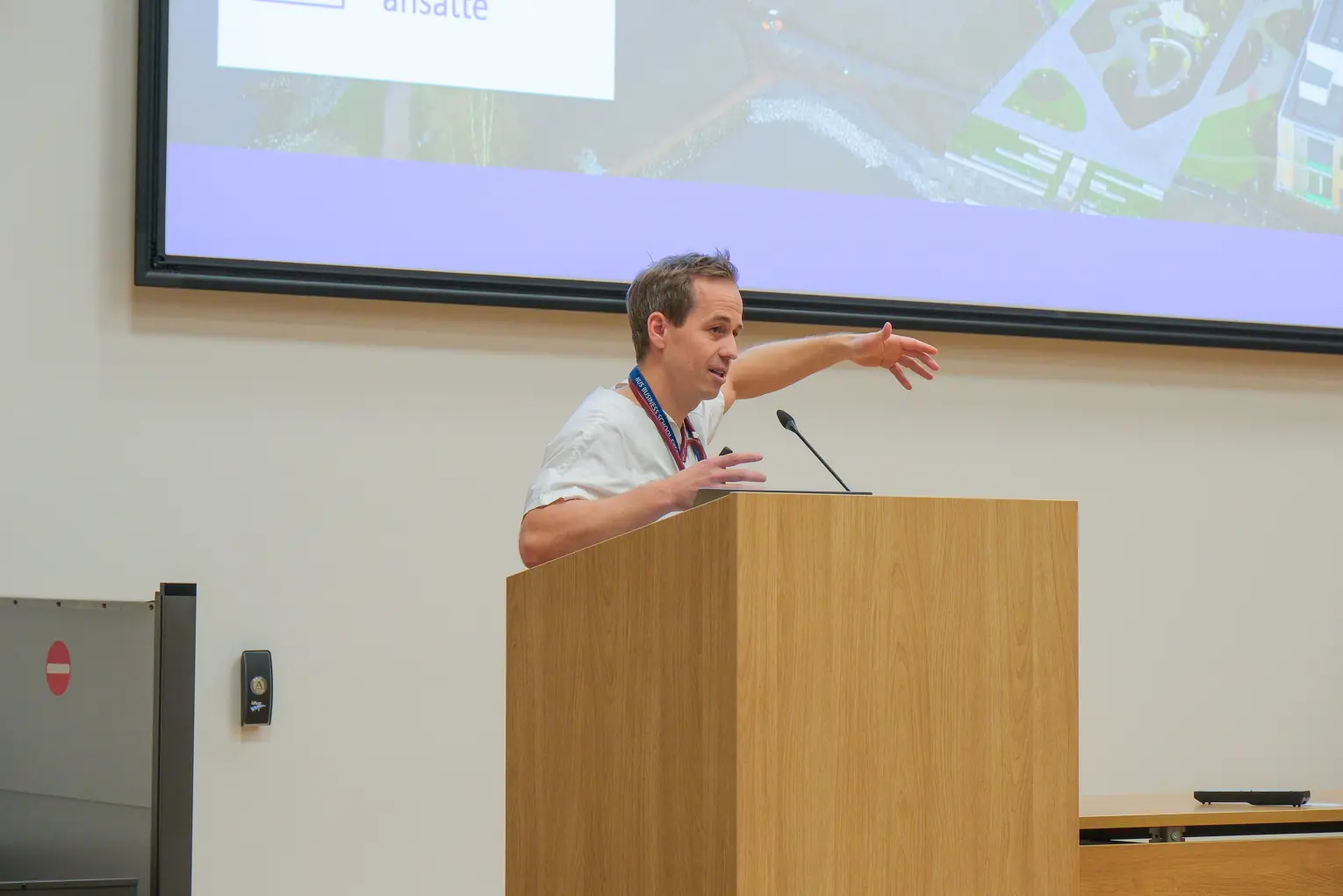 En mann som står ved en talerstol