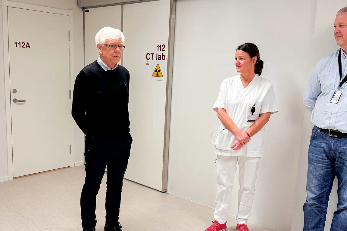 En gruppe mennesker som står i en gang