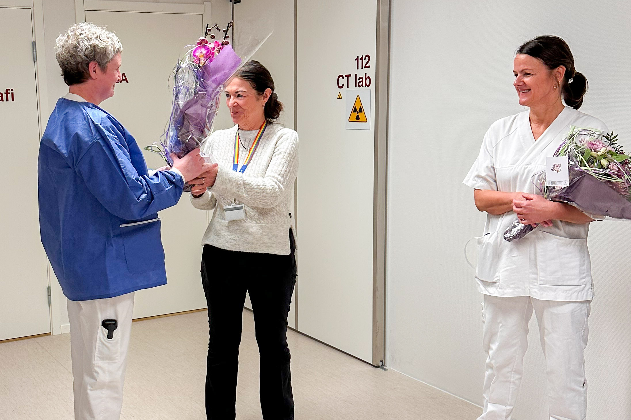 Noen få kvinner i et rom