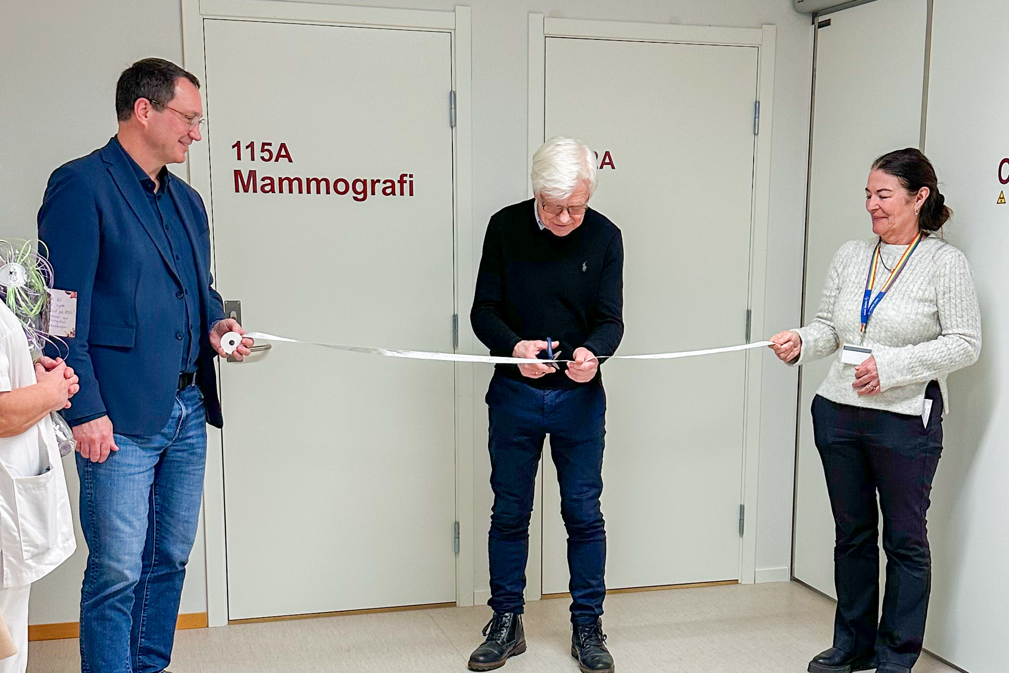 Noen få mennesker som står foran en tavle