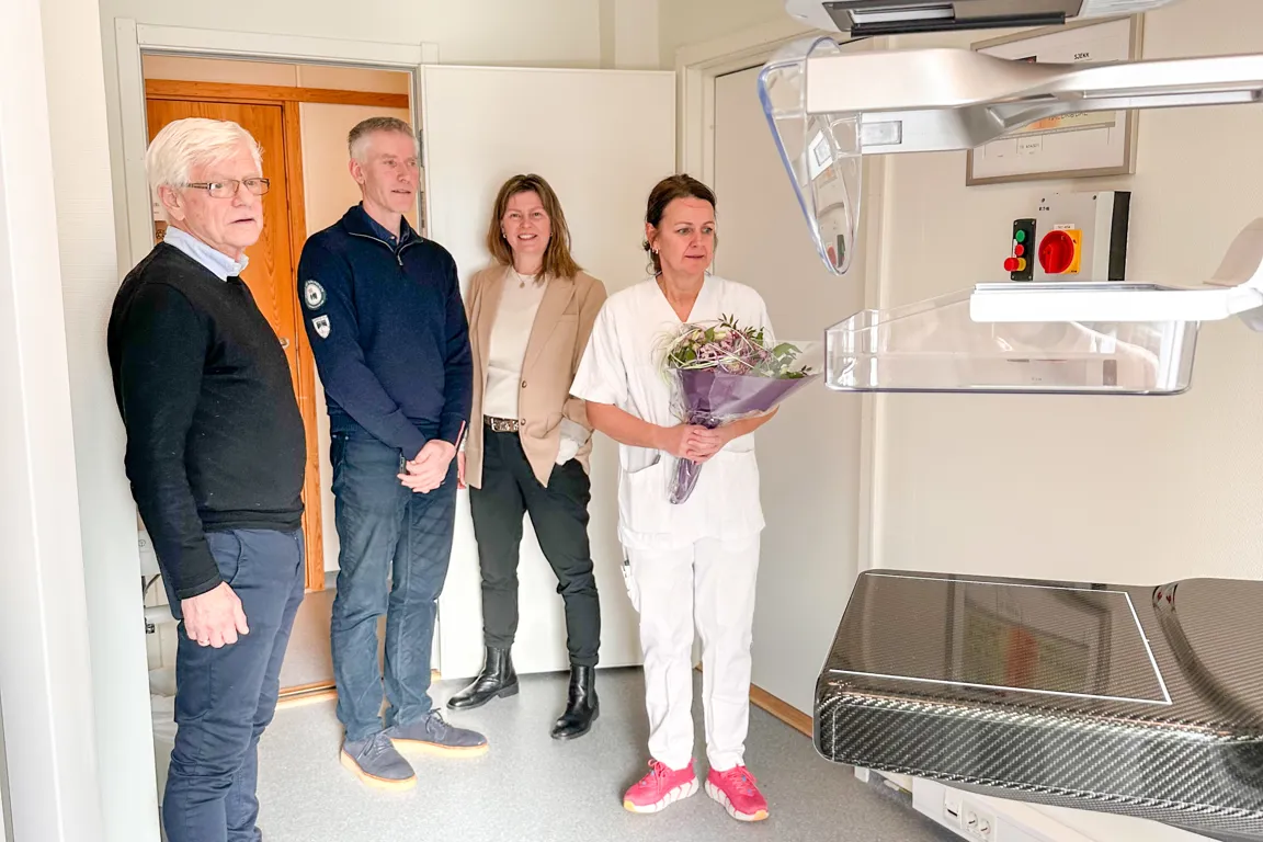 En gruppe mennesker som står i et rom