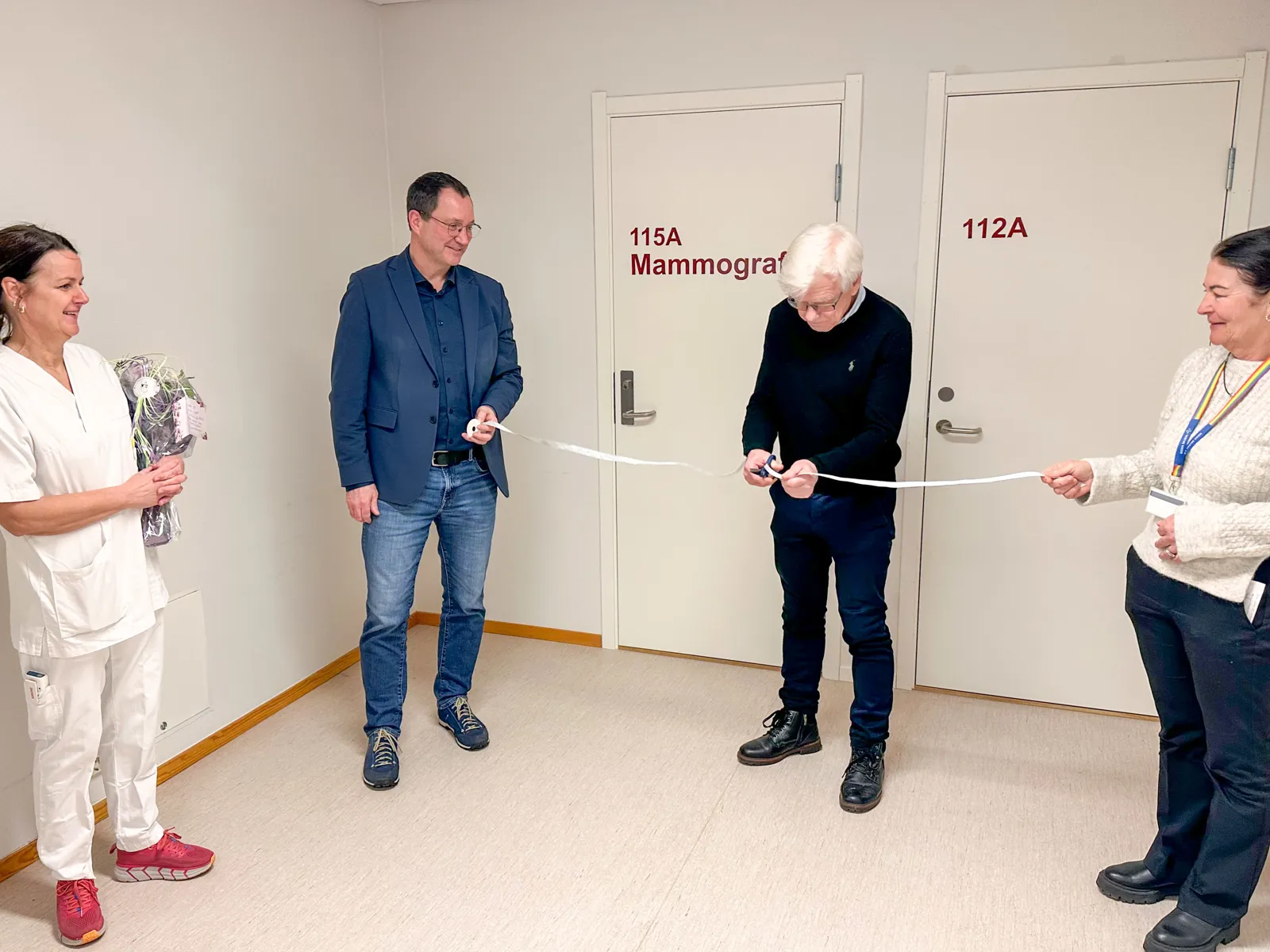 En gruppe mennesker som står i et rom