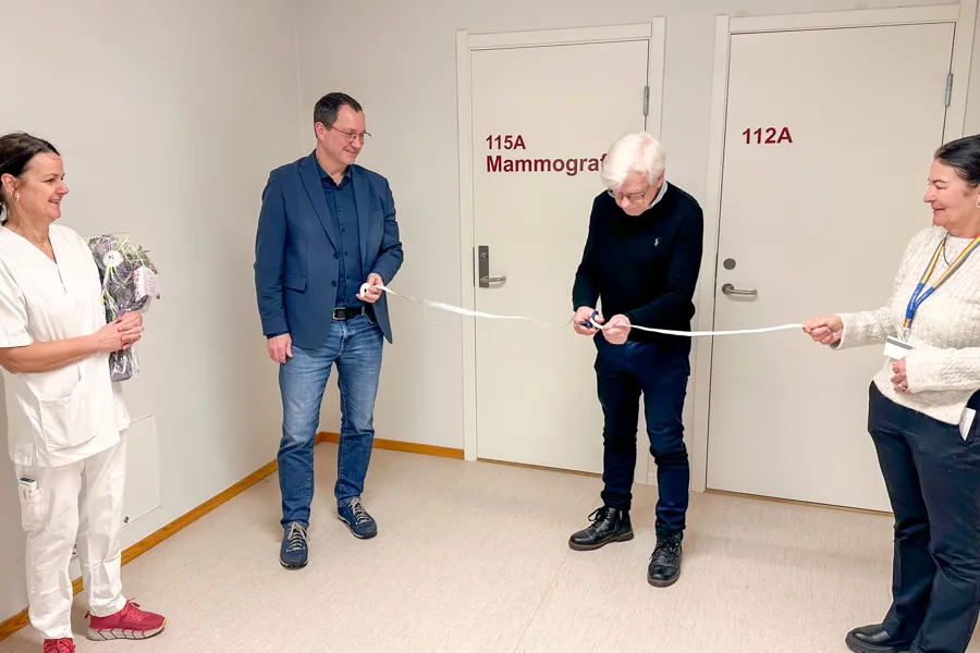 En gruppe mennesker som står i et rom