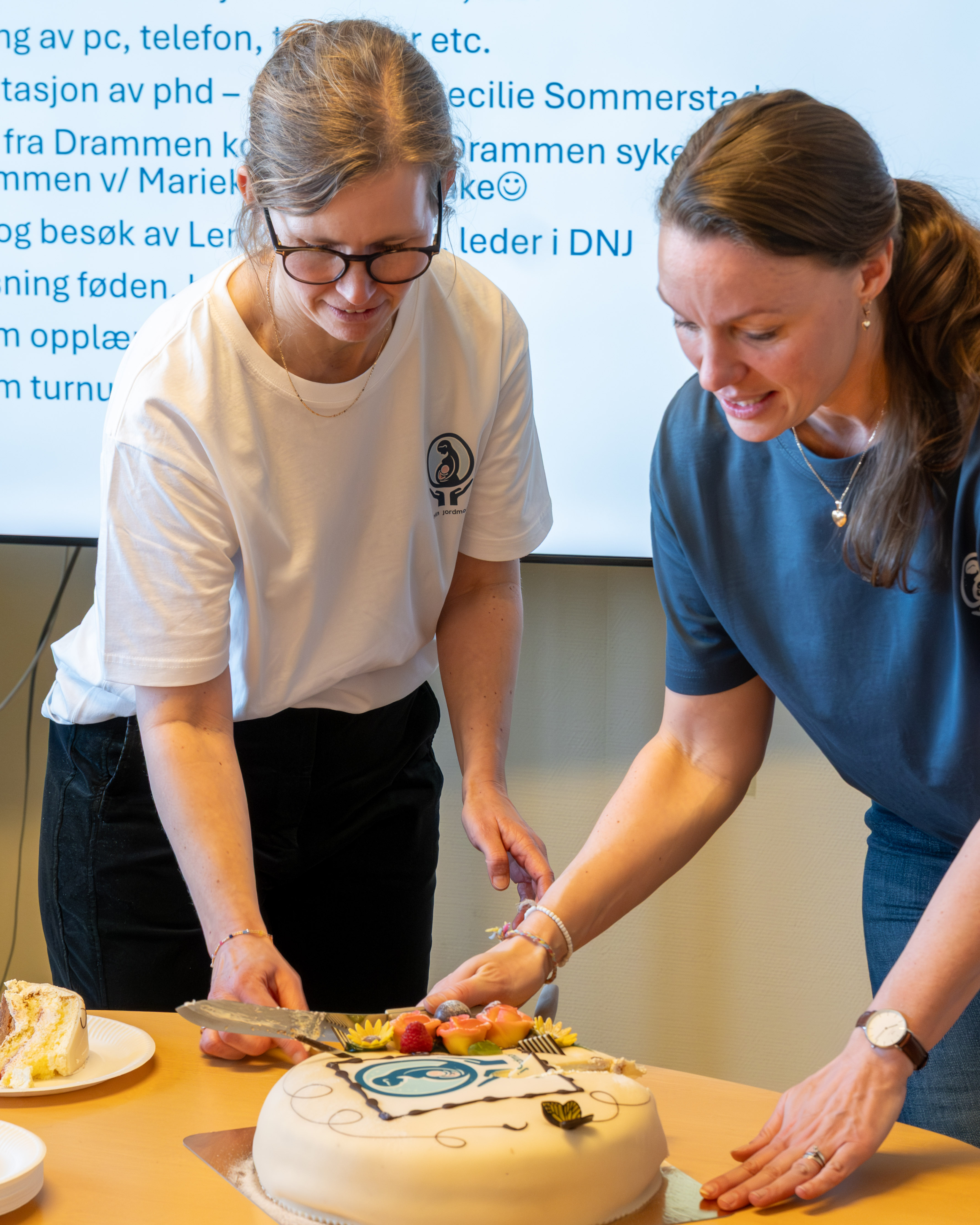 Et par personer som skjærer en kake