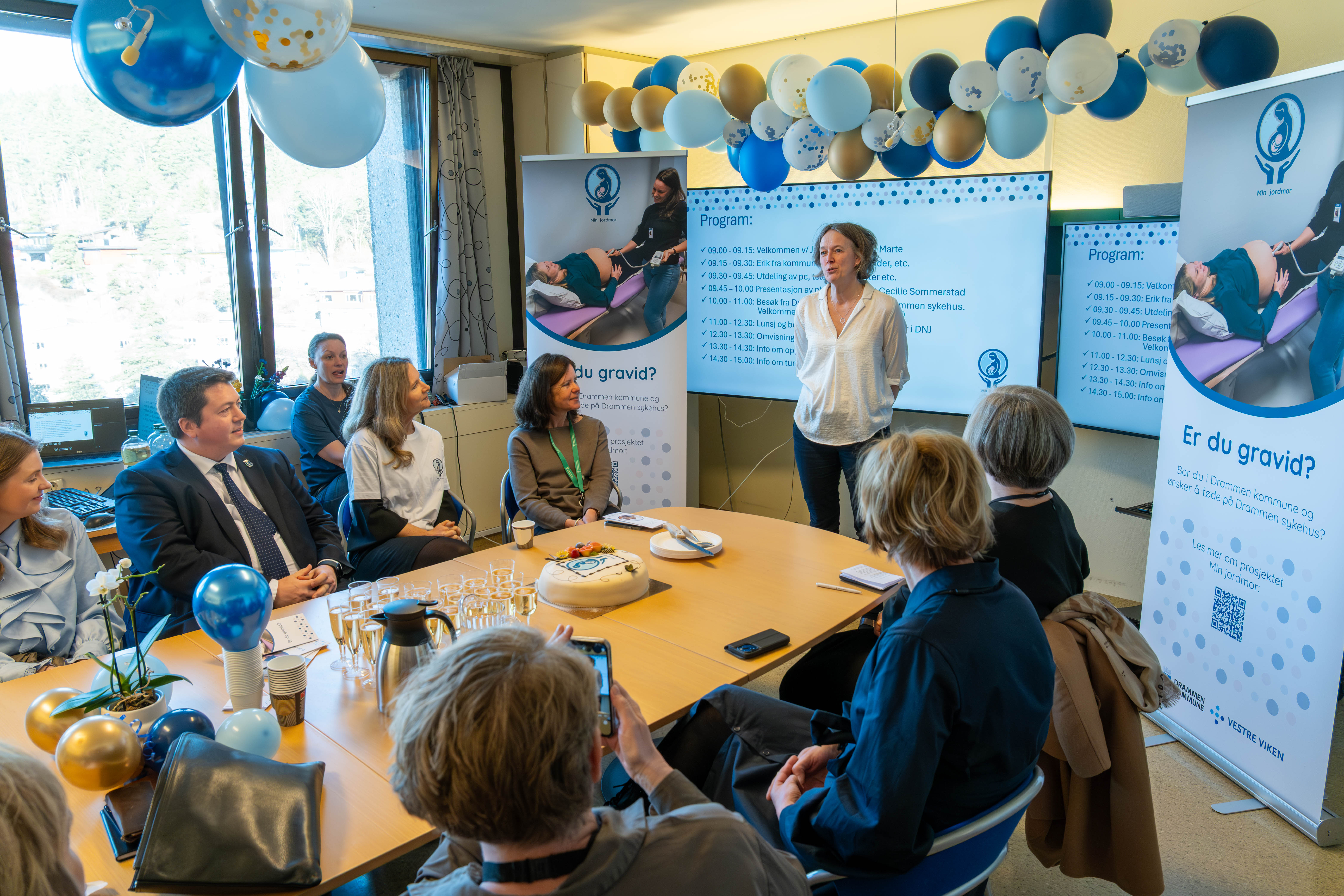 En gruppe mennesker som sitter rundt et bord