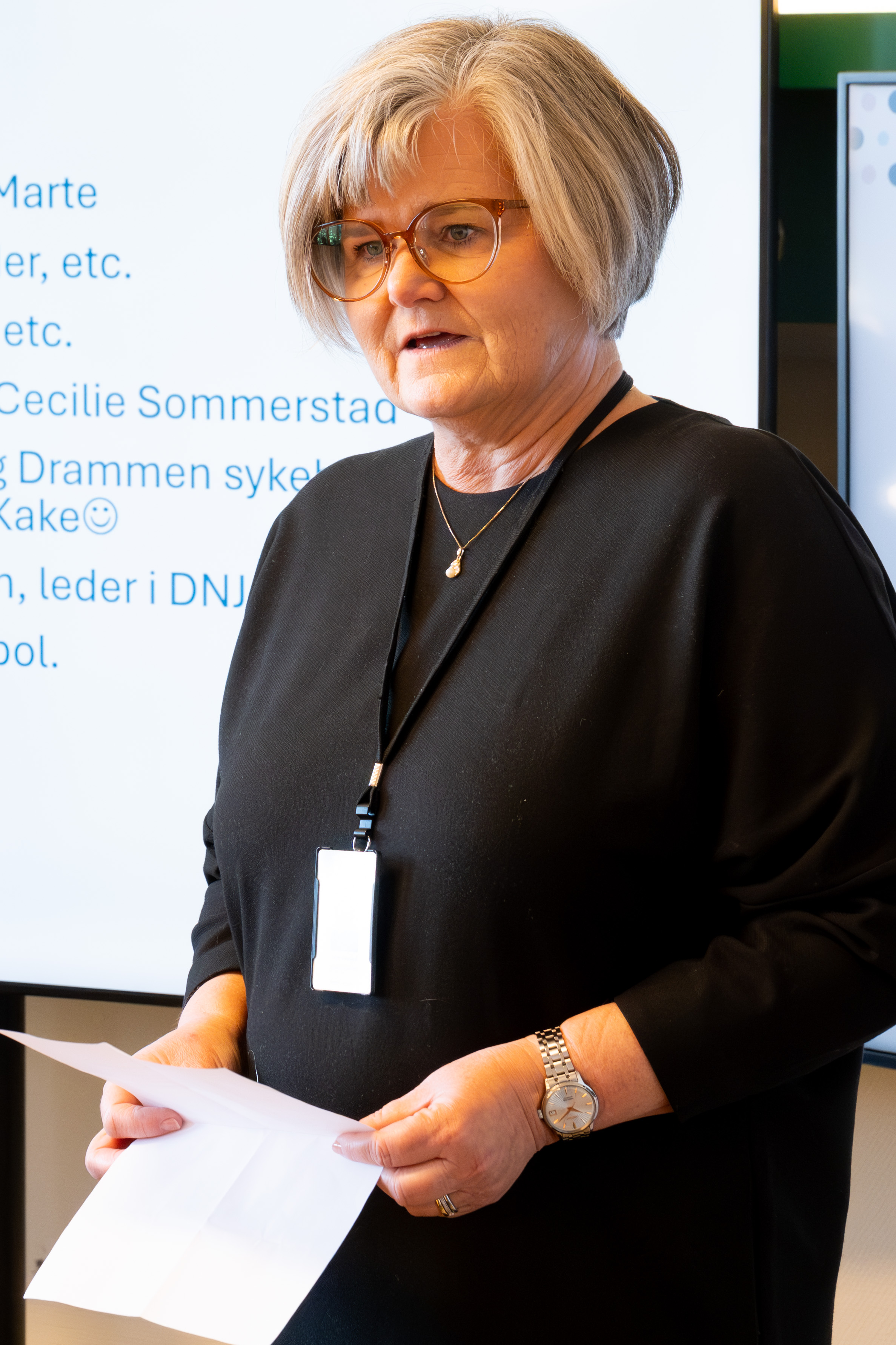 En person i svart dress