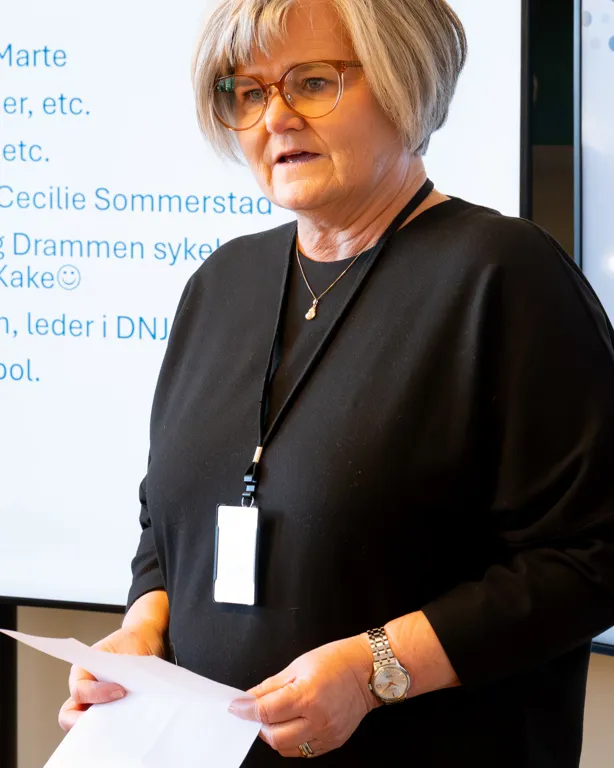 En person i svart dress