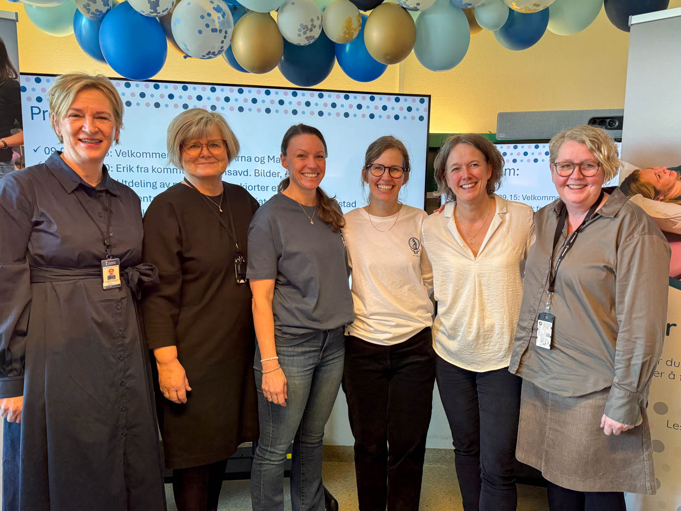 En gruppe kvinner som poserer for et bilde