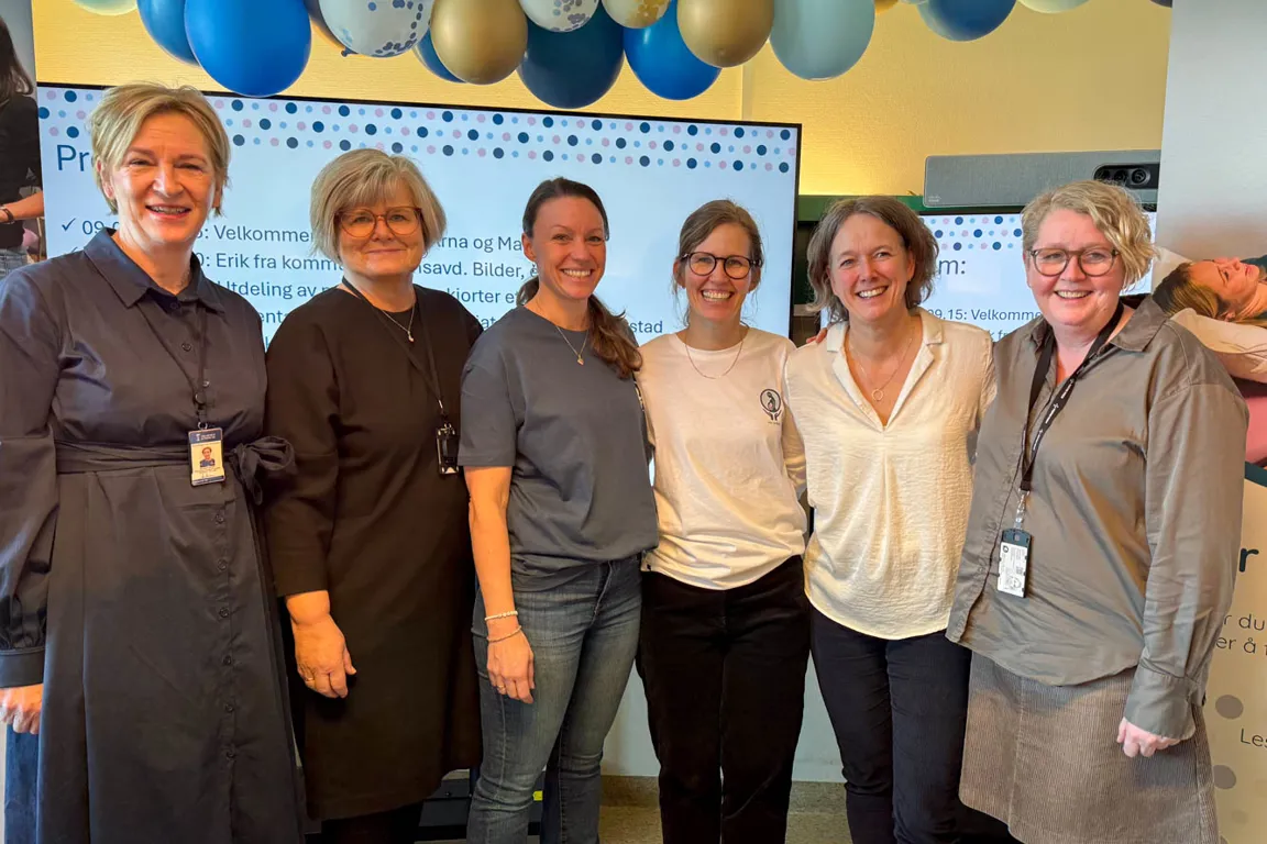 En gruppe kvinner som poserer for et bilde