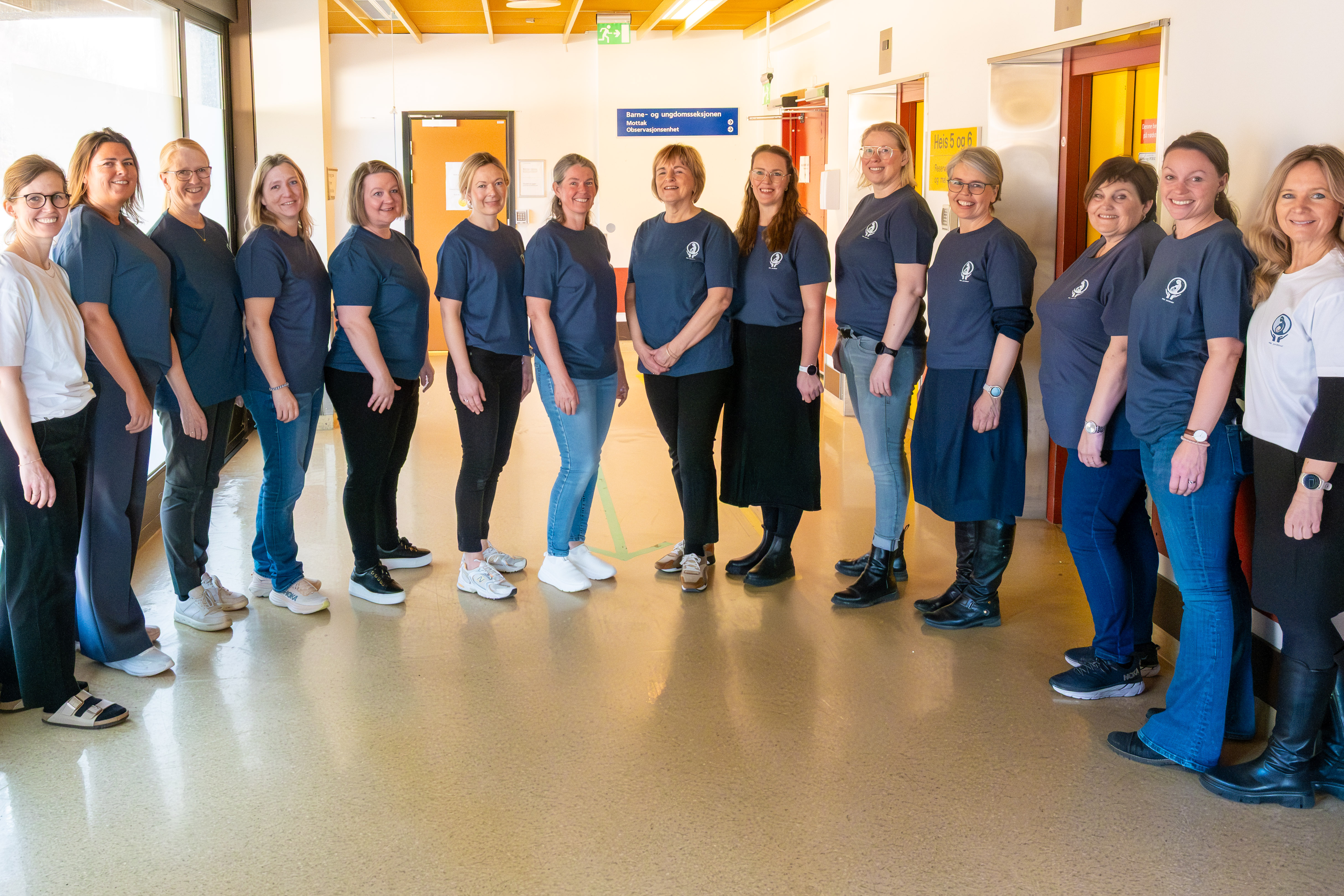 En gruppe mennesker som står i et rom