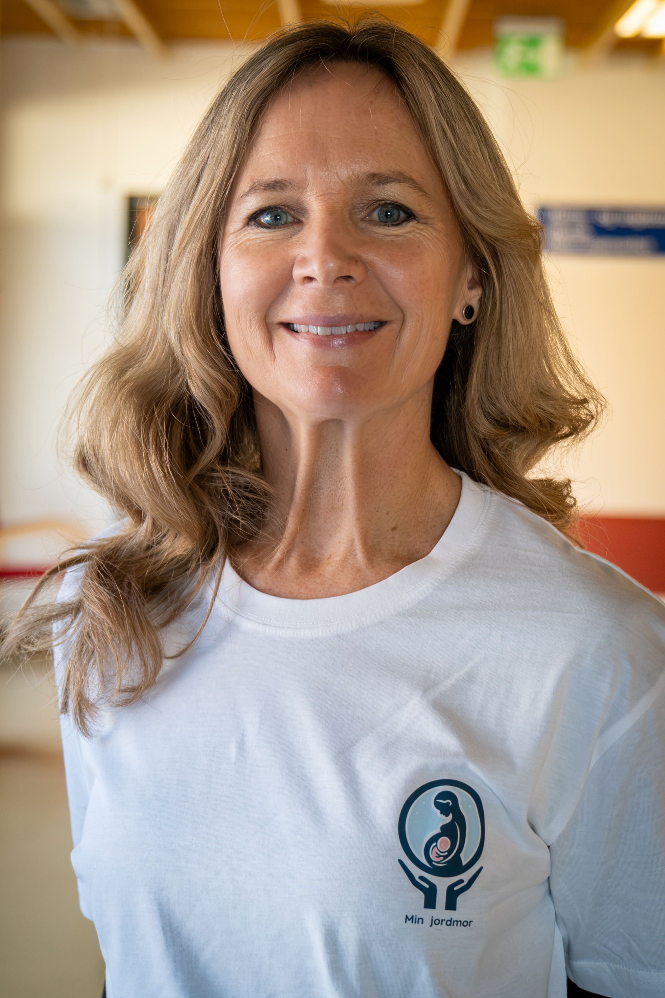 En kvinne som smiler til kameraet