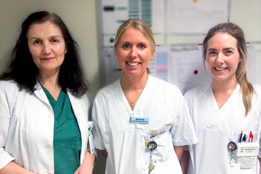 En gruppe kvinner i hvite laboratoriefrakker