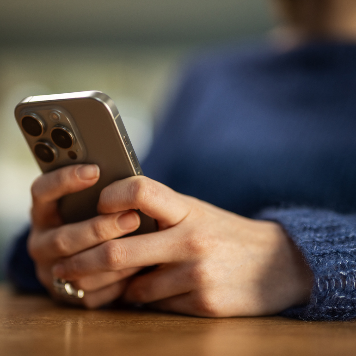 En person som holder en telefon