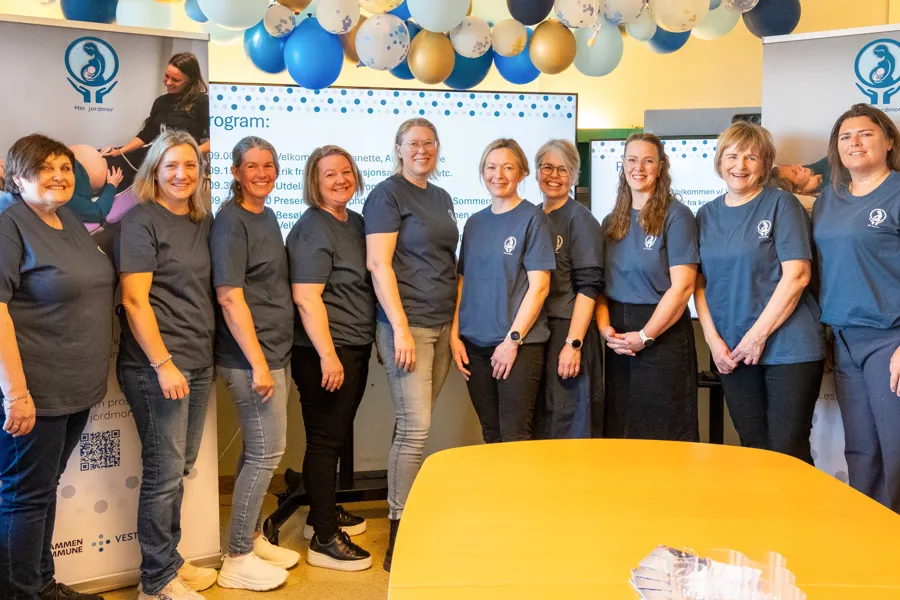 En gruppe mennesker som poserer for et bilde