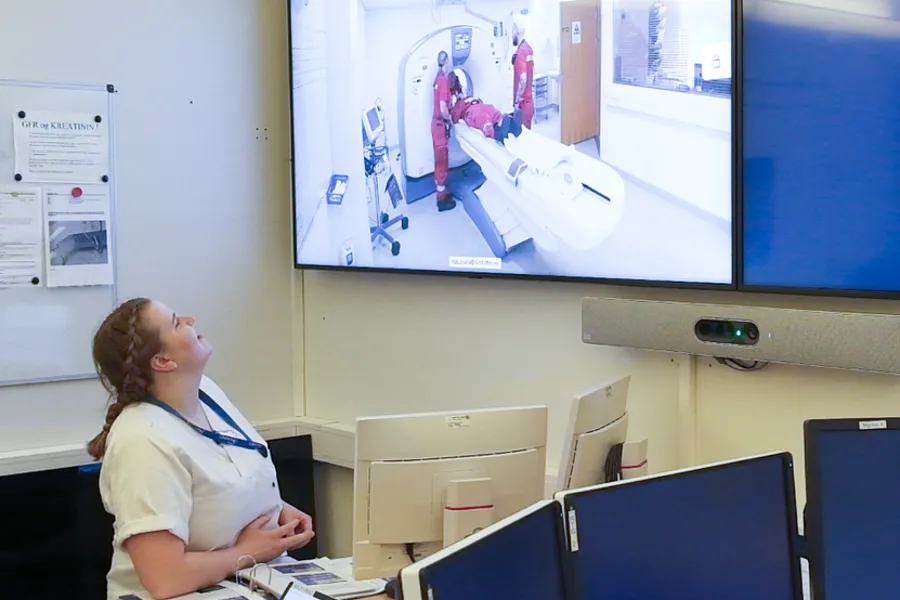 En person som sitter ved et skrivebord