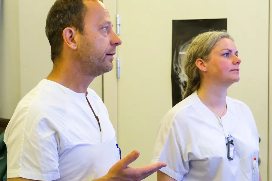 En lege som snakker med en pasient