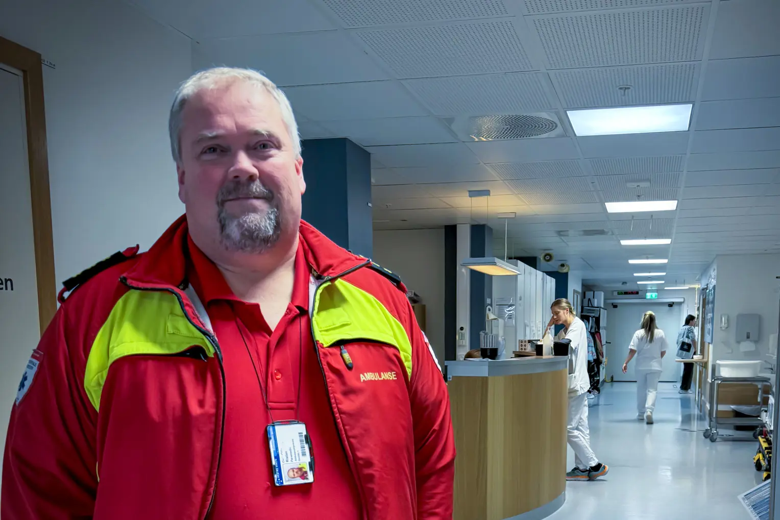 En mann iført rød jakke