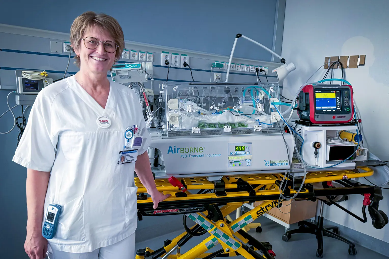 En mann som står ved siden av en maskin