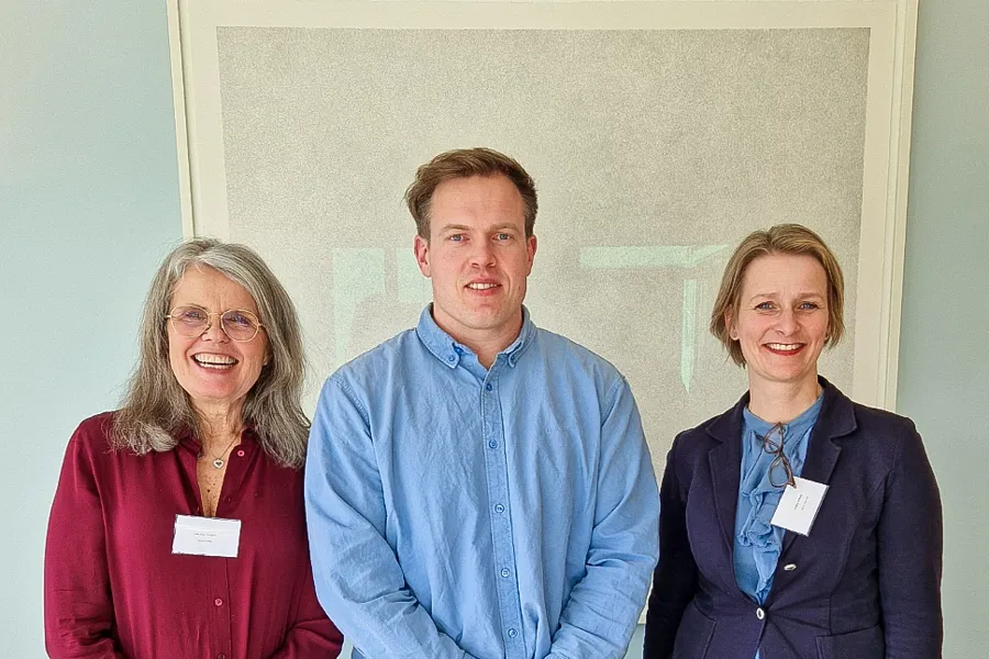 En gruppe mennesker som poserer for et bilde