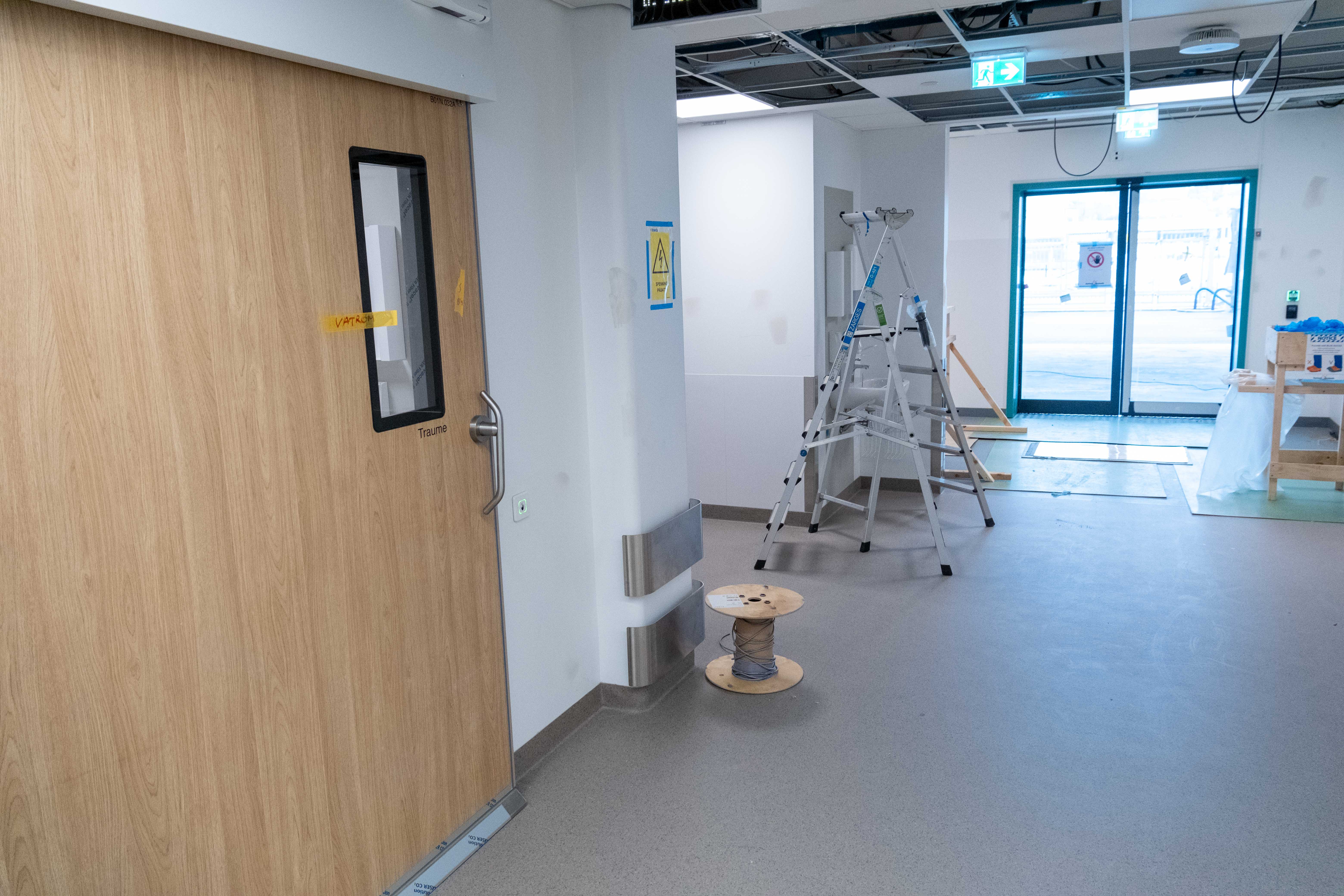 Et rom med stige og bord