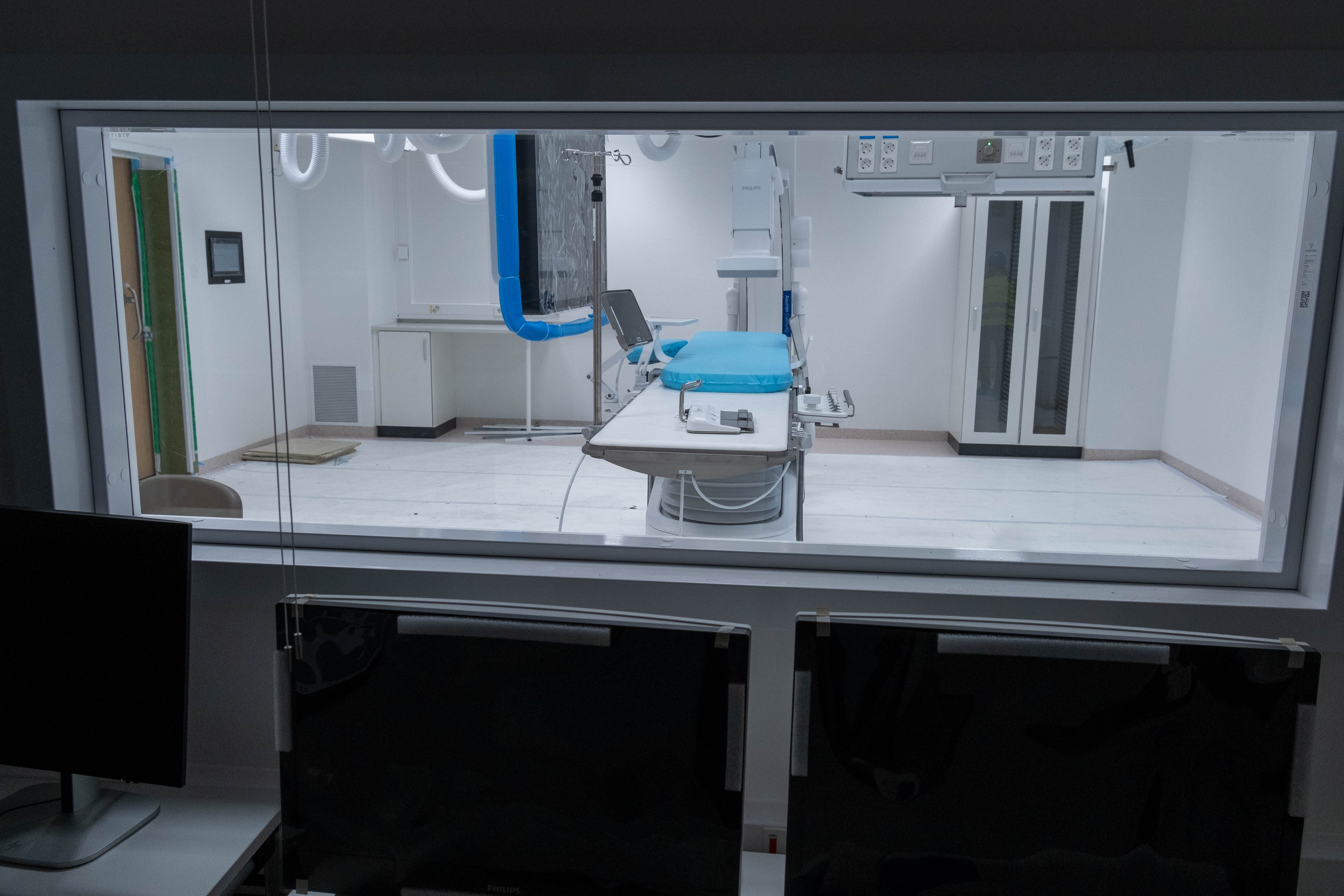 Et rom med bord og stoler