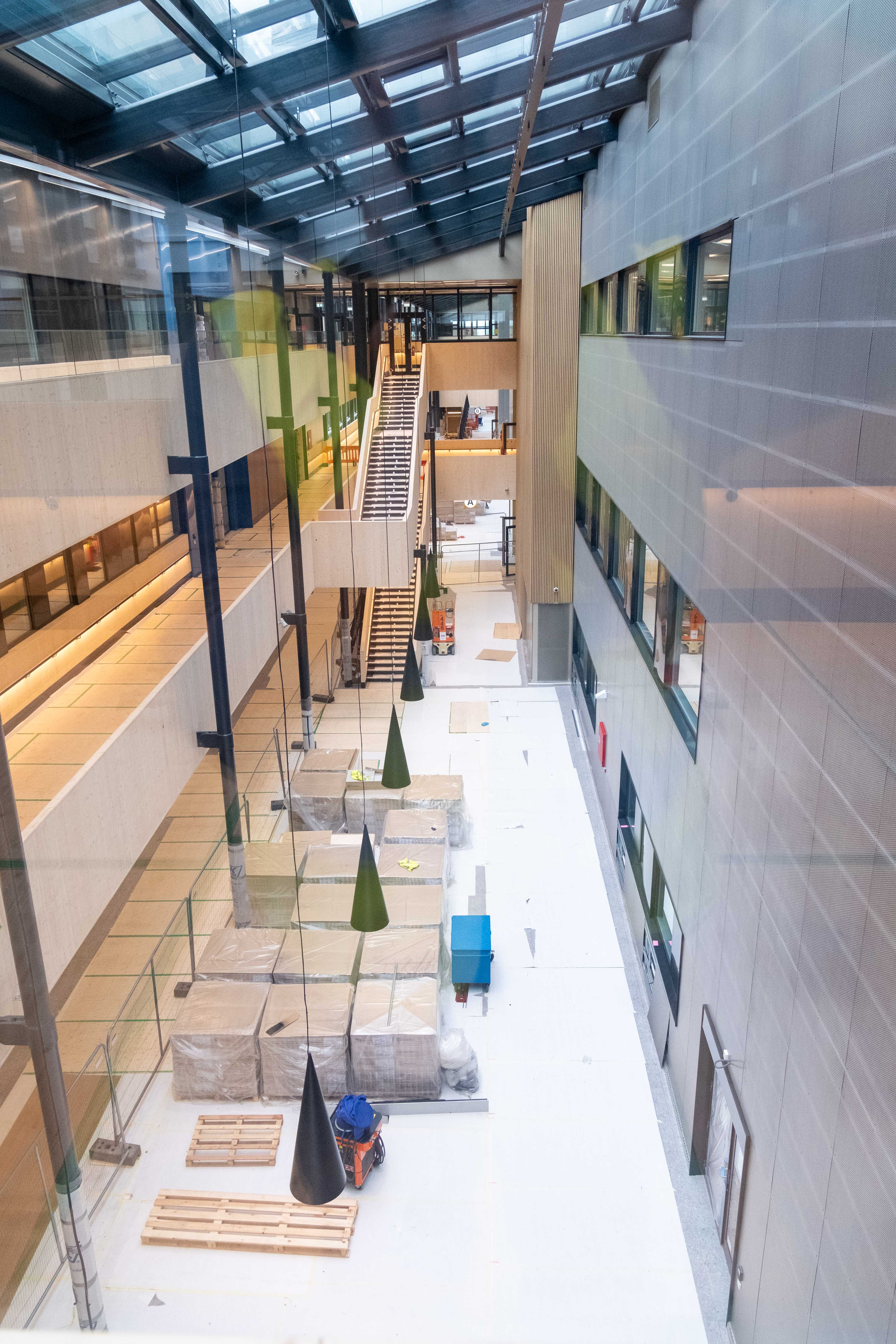 Et rom med trapp og noen få personer