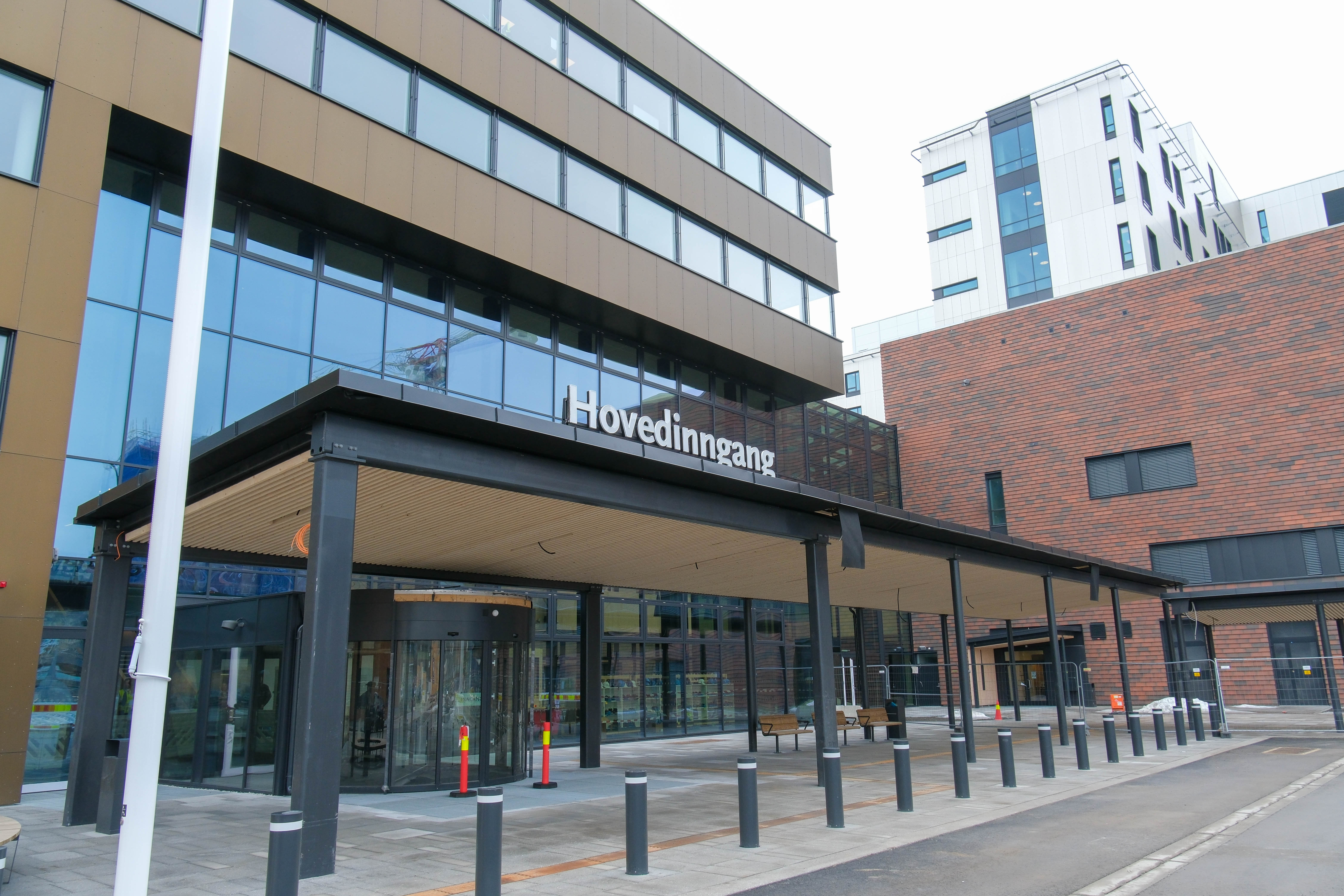 En bygning med et skilt på