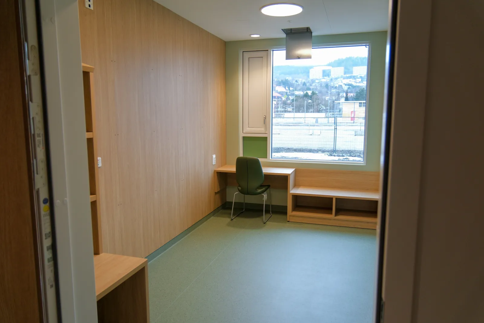 Et rom med skrivebord og stol