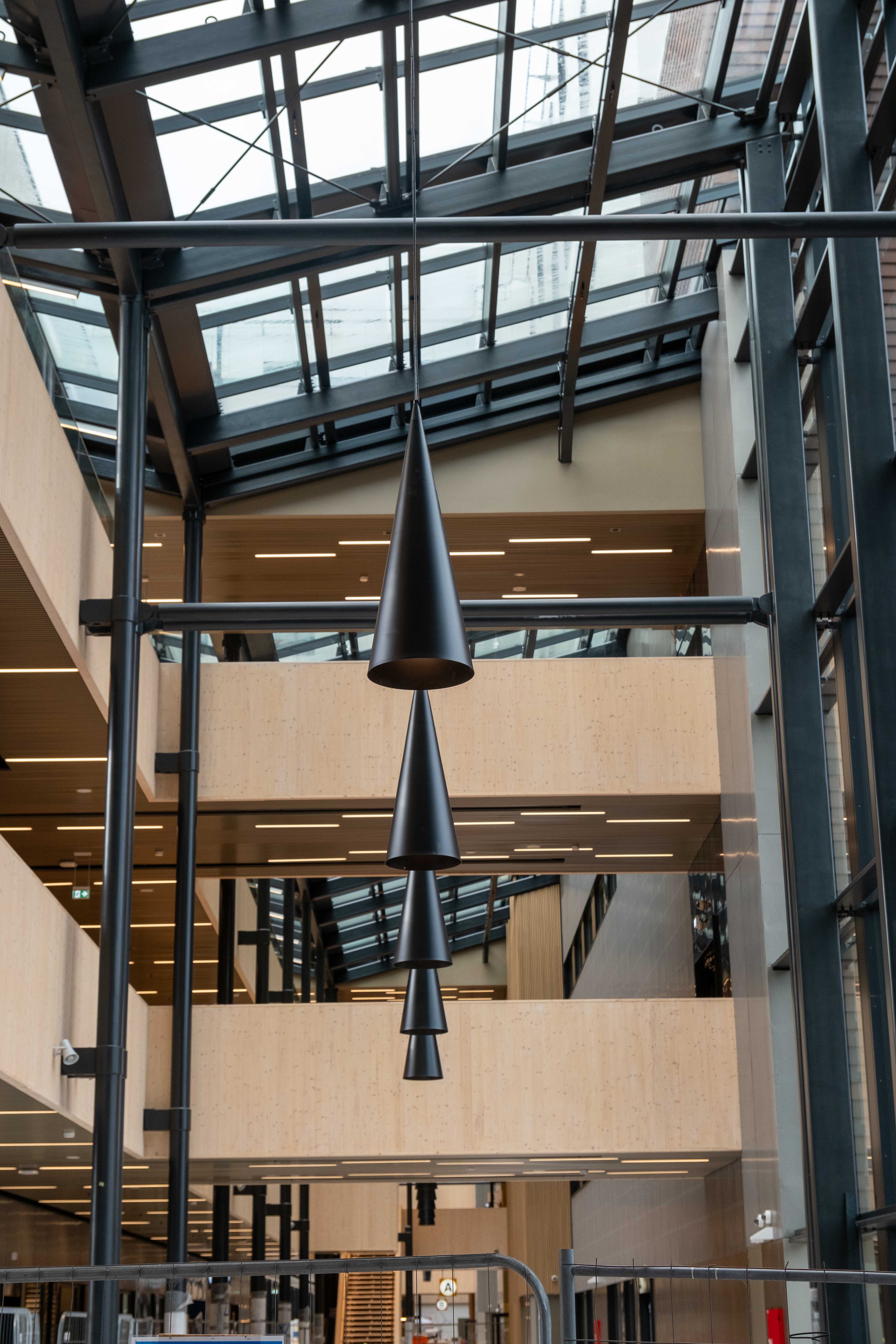 Et stort rom med en stor svart lampe og et stort vindu