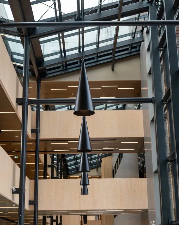 Et stort rom med en stor svart lampe og et stort vindu