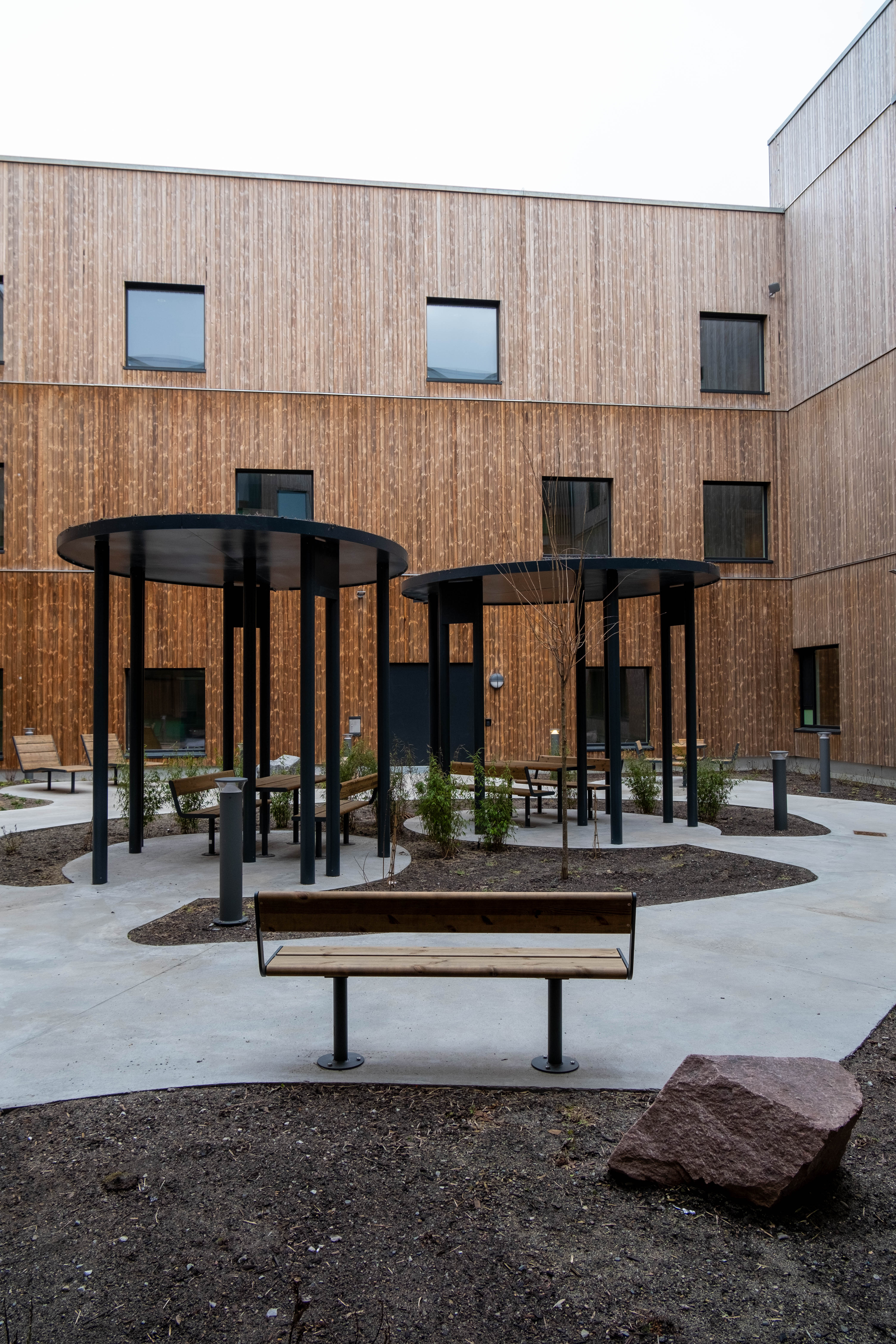 En bygning med piknikbord