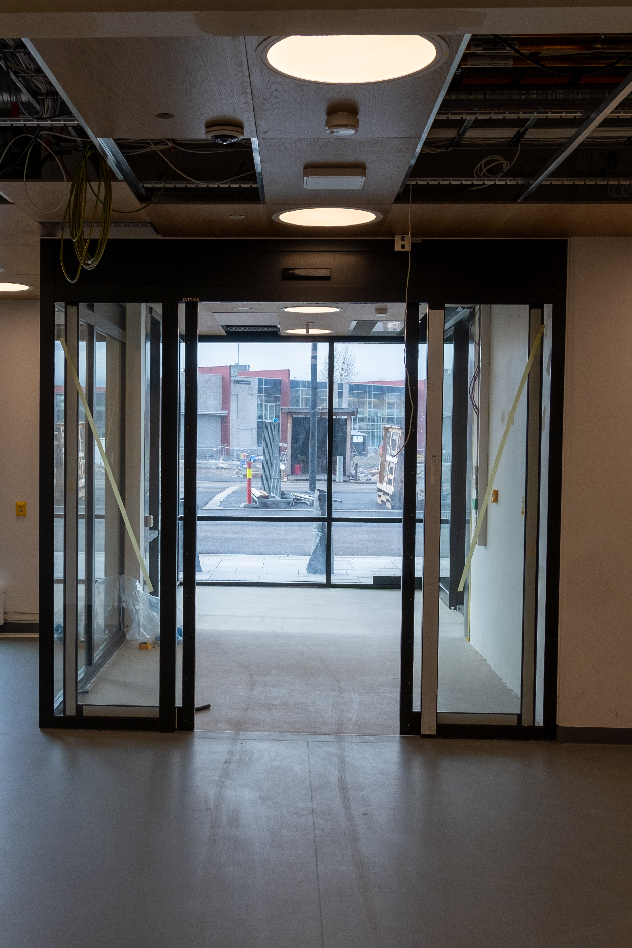 En gang med glassdører