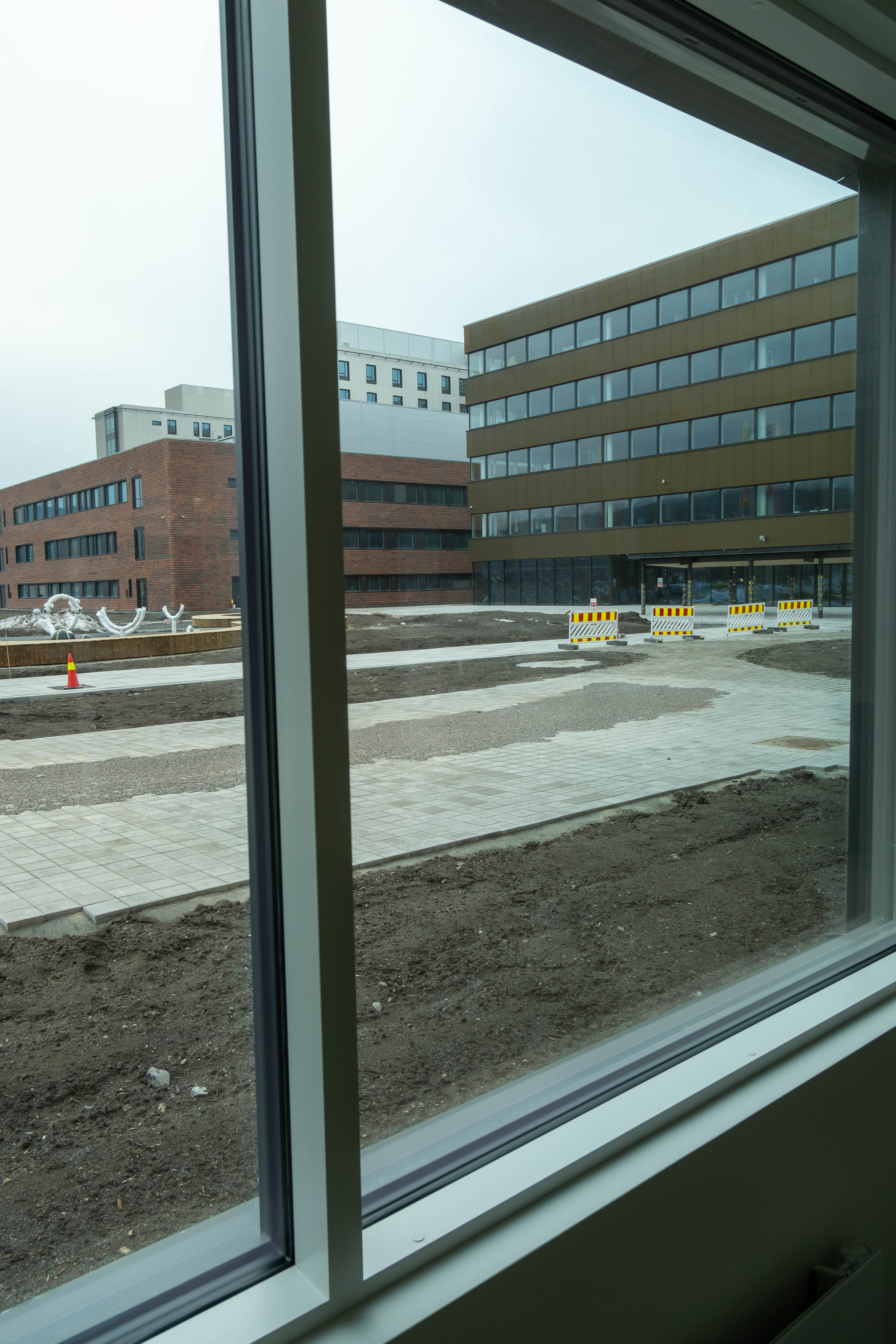 Utsikt over en byggeplass fra et vindu