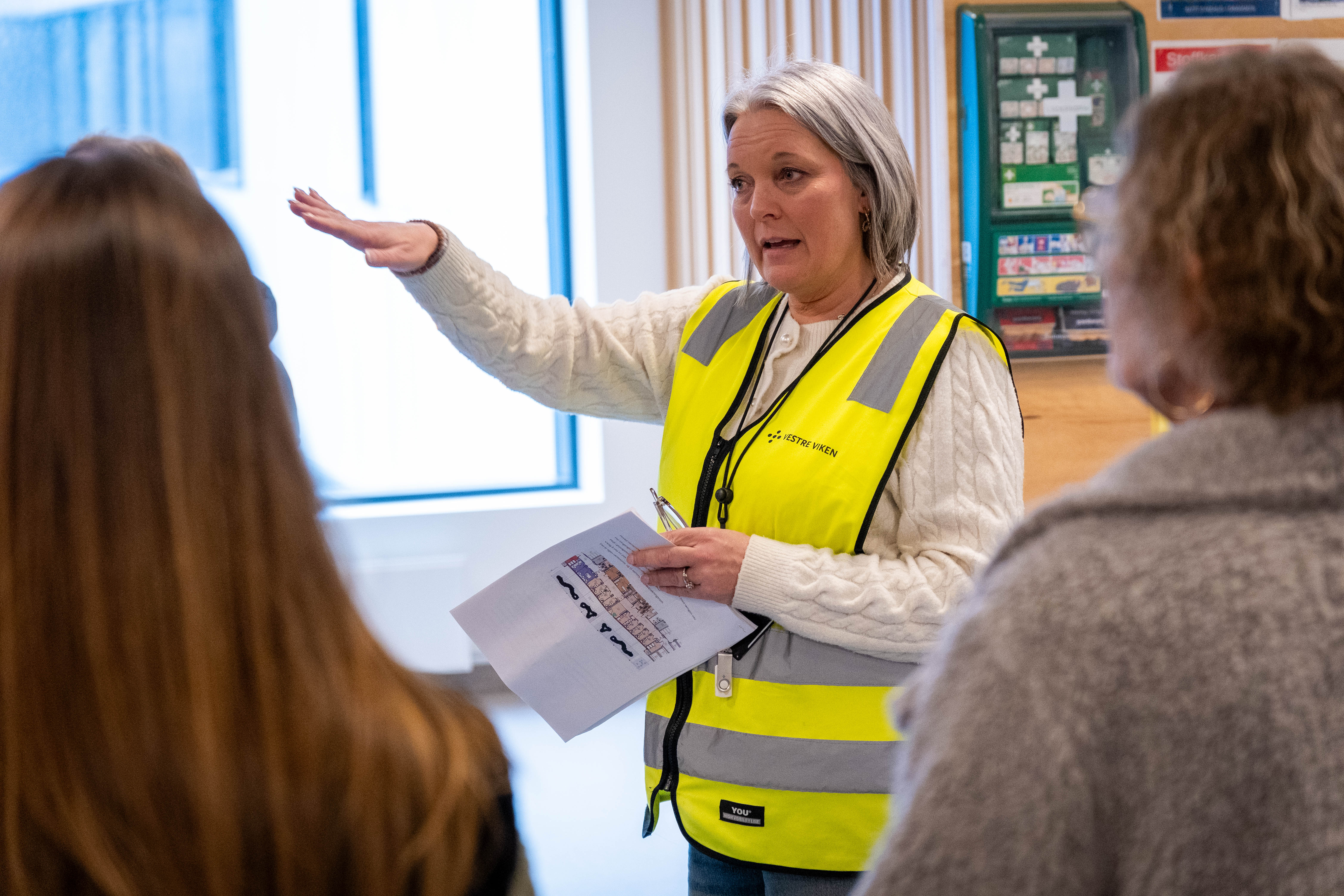 En person i gul vest