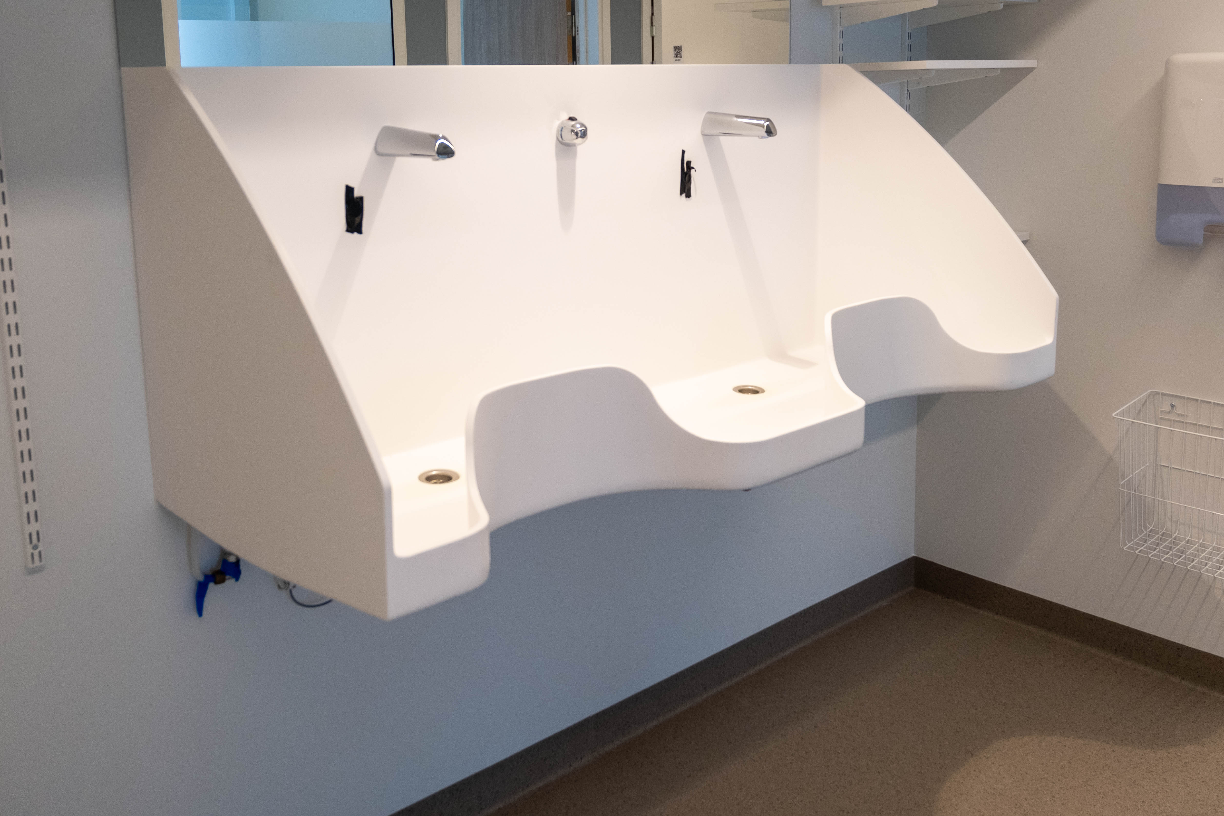 En hvit rektangulær gjenstand med et svart håndtak