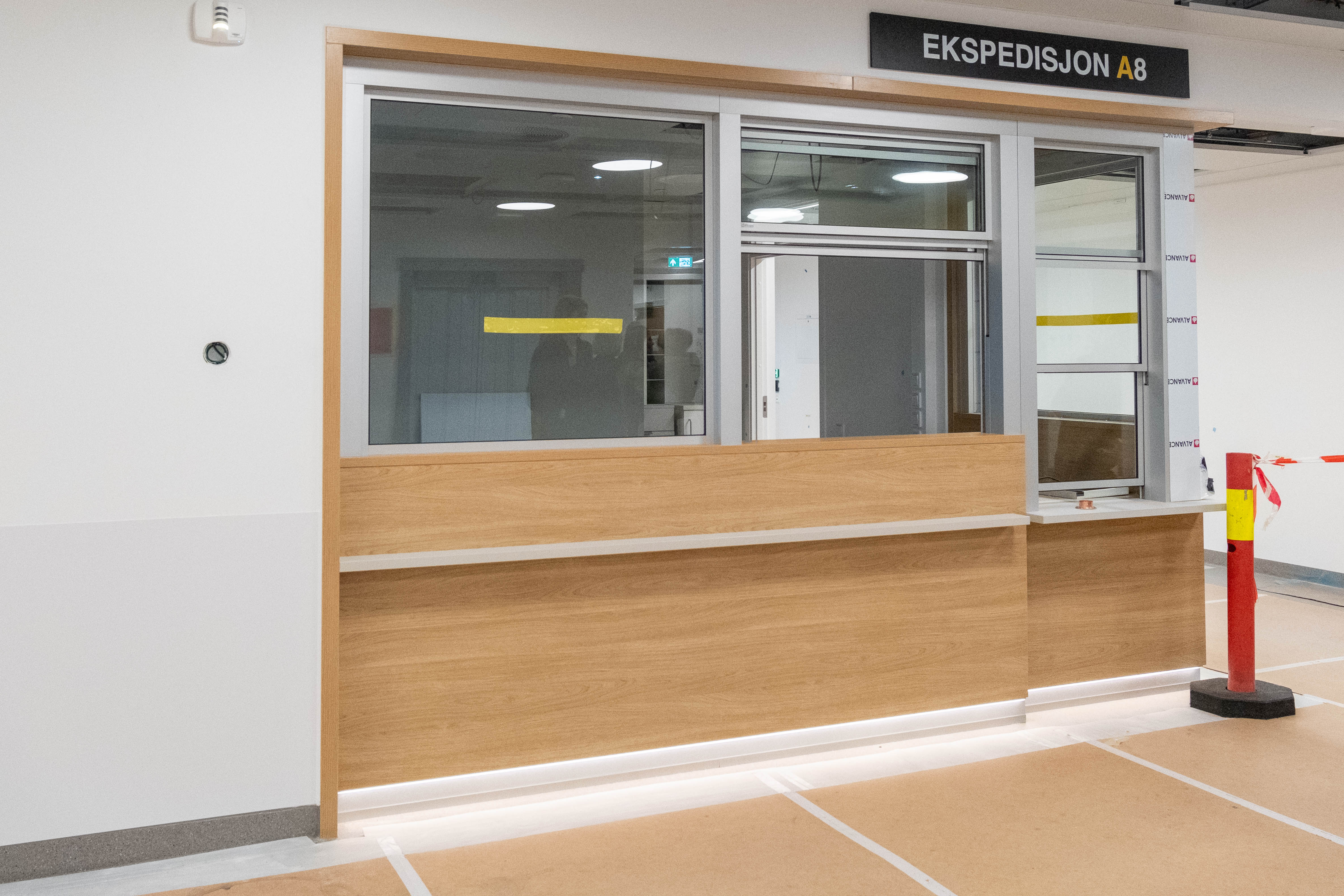 En trebenk i en bygning